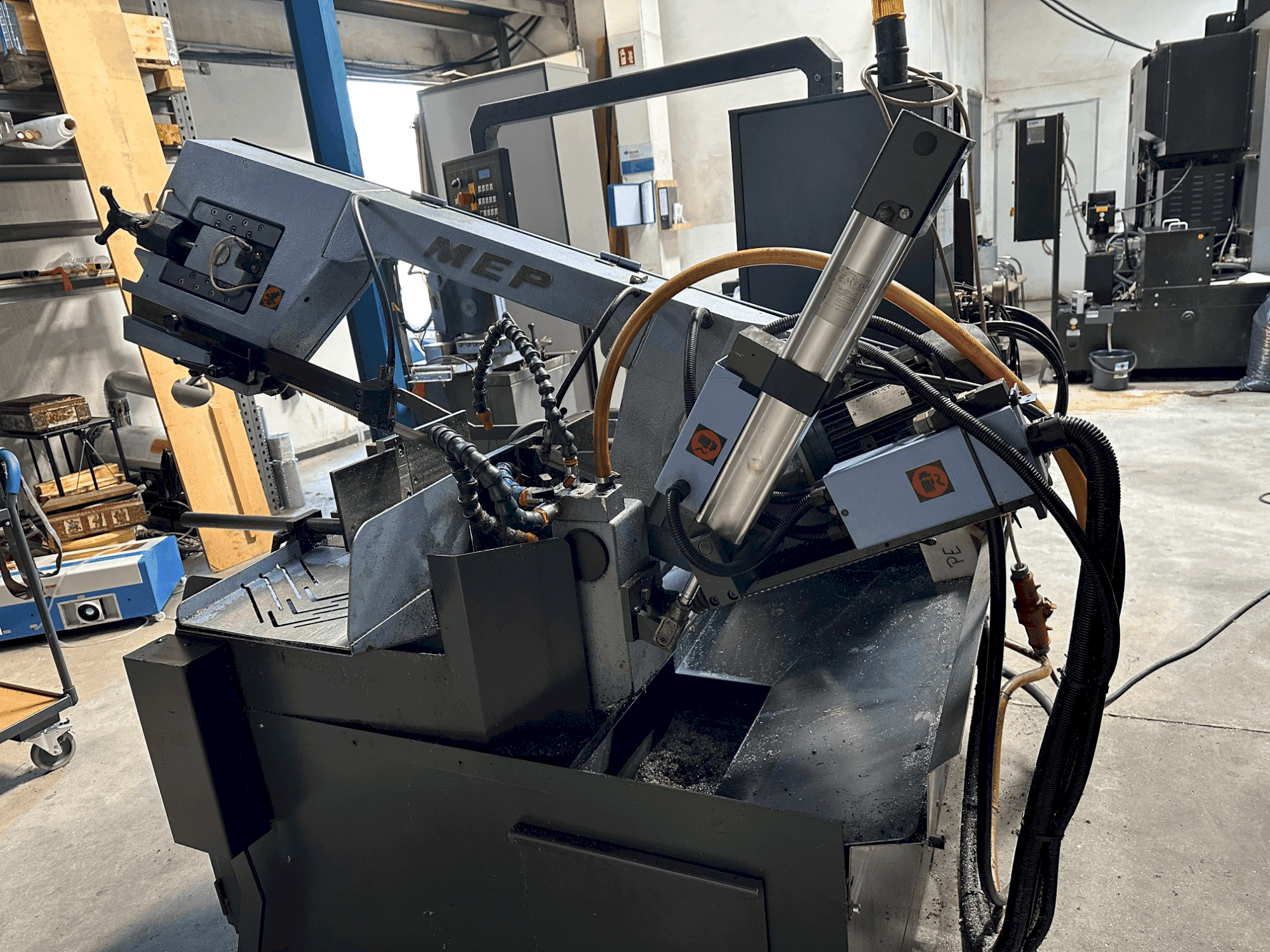 Frontansicht der MEP SHARK 330 NC eco  Maschine