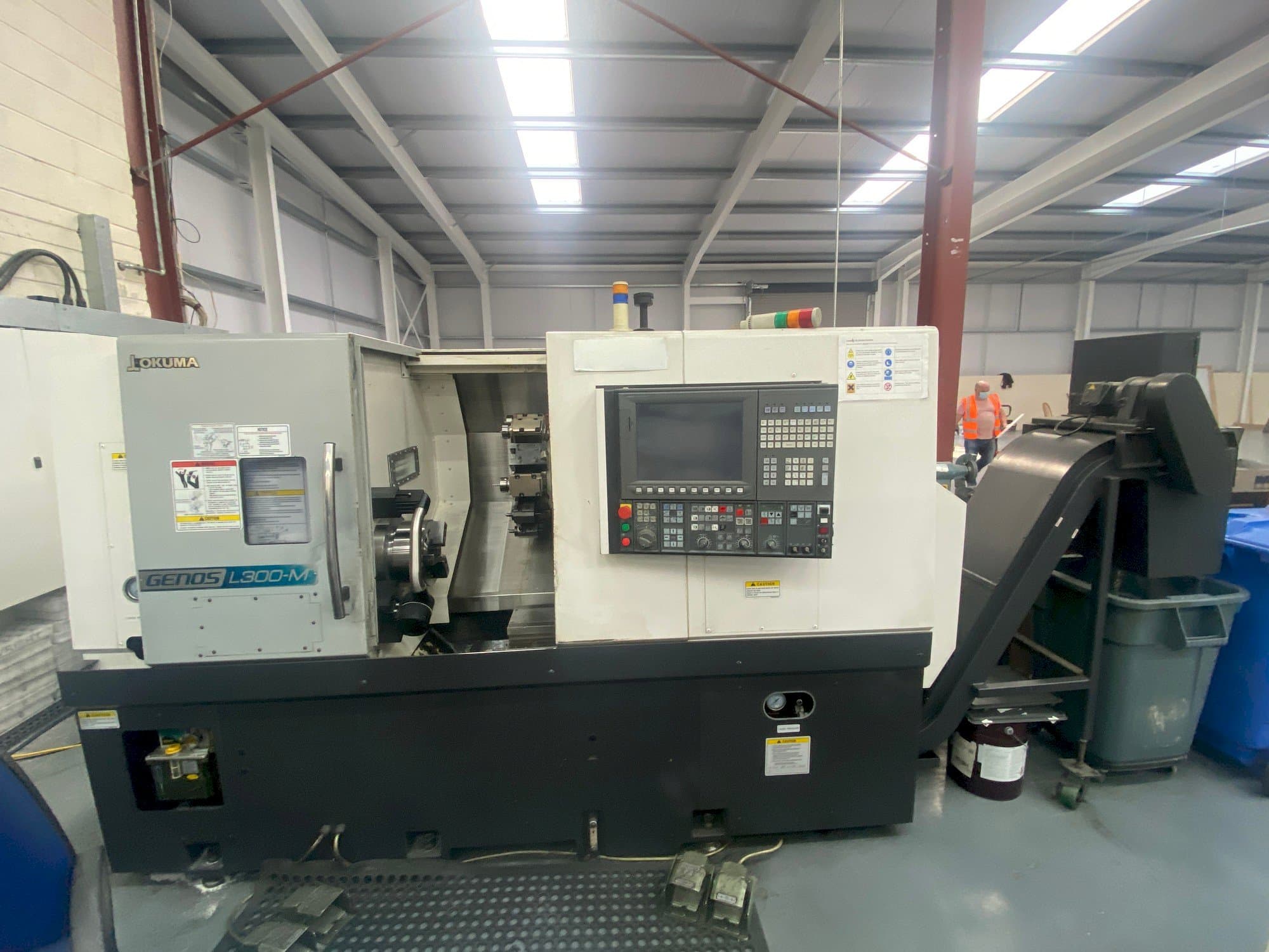 Frontansicht der Okuma Genos L300MW  Maschine