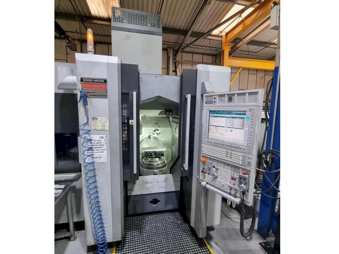 Frontansicht der DMG MORI NMV3000 DCG Maschine