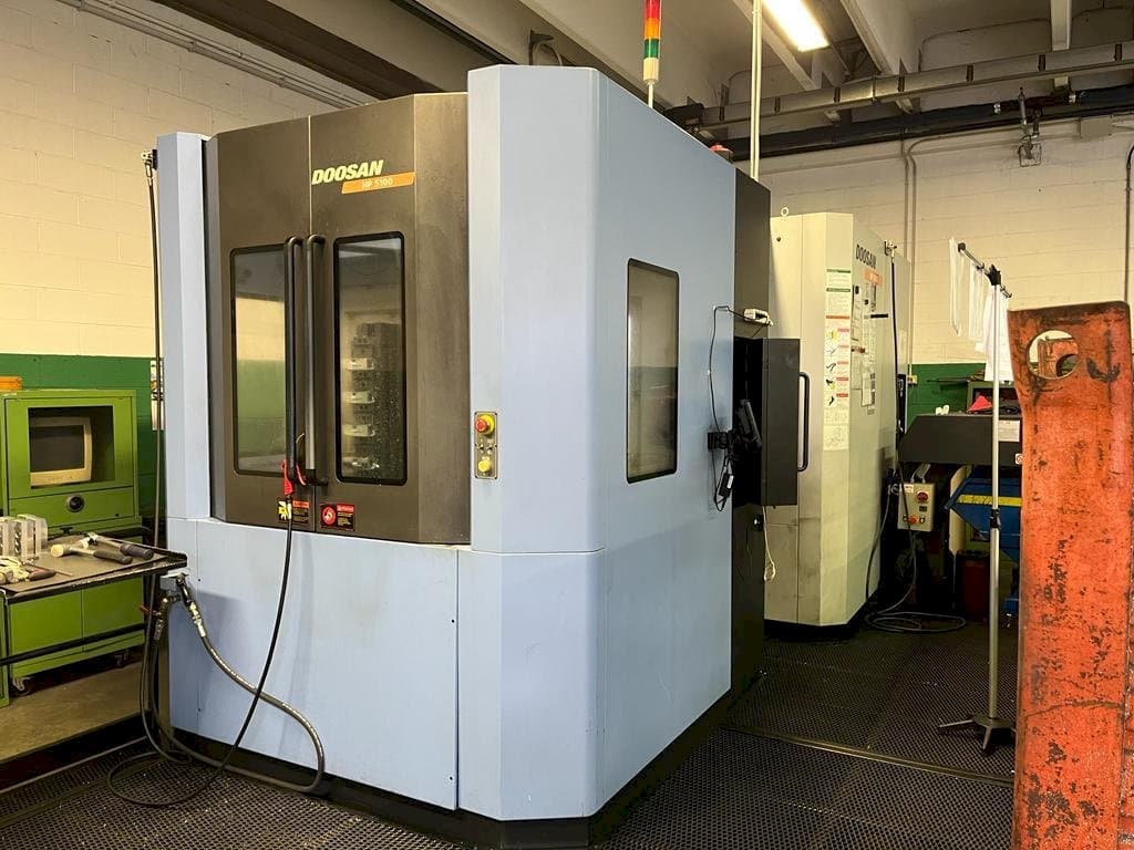 Linke Seitenansicht der Doosan HP5100  Maschine