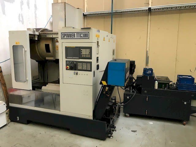 Frontansicht der SPINNER TTC300 52 SMMCY  Maschine