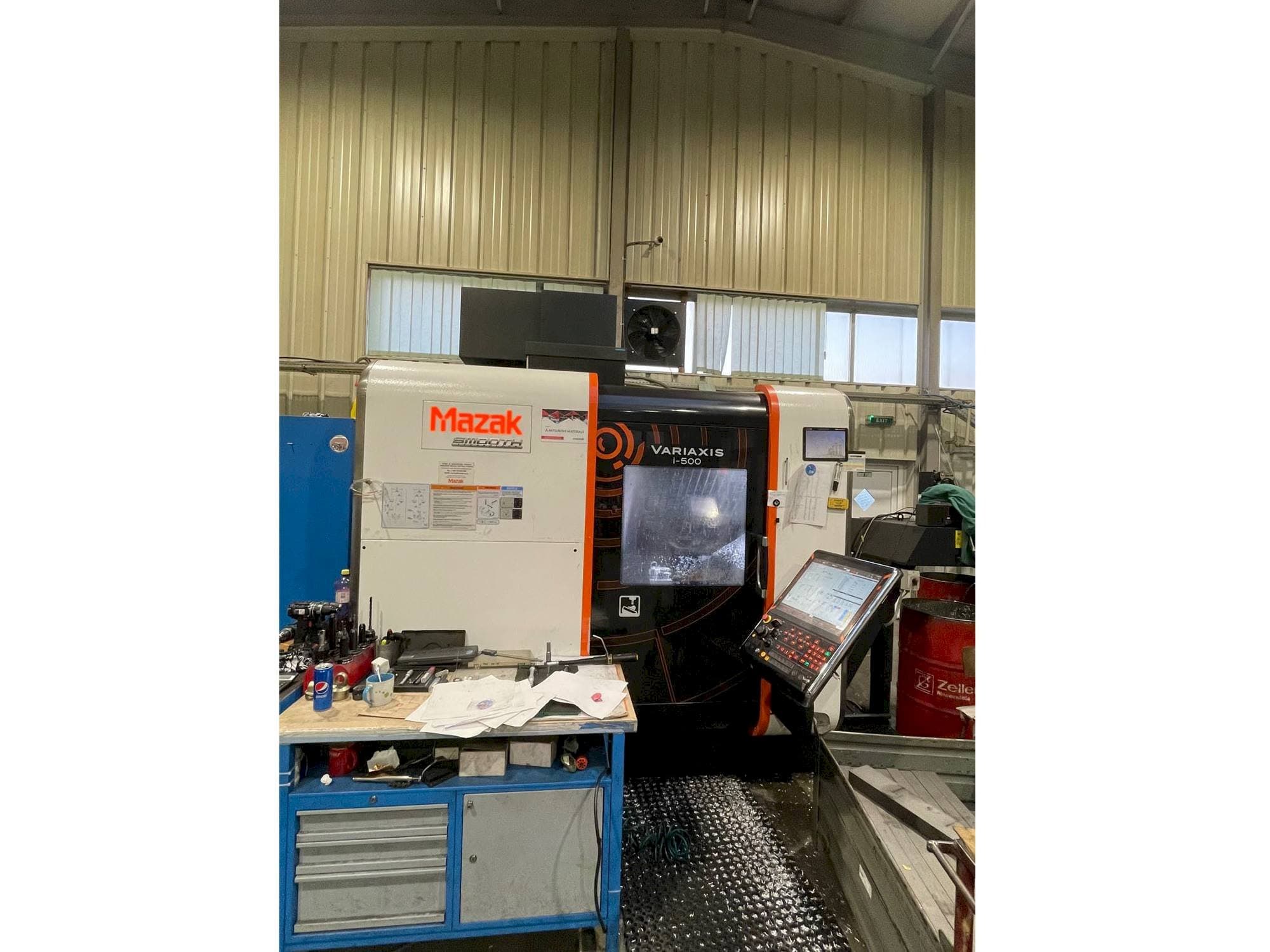 Frontansicht der Mazak Variaxis i-500  Maschine