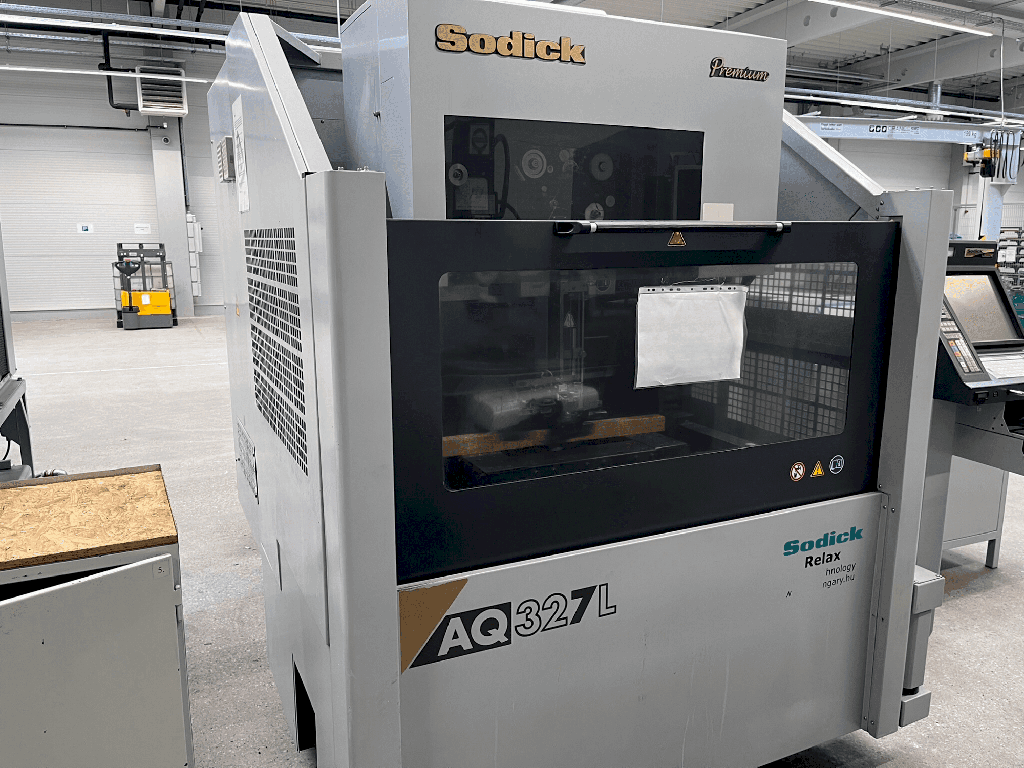 Frontansicht der Sodick AQ327L  Maschine