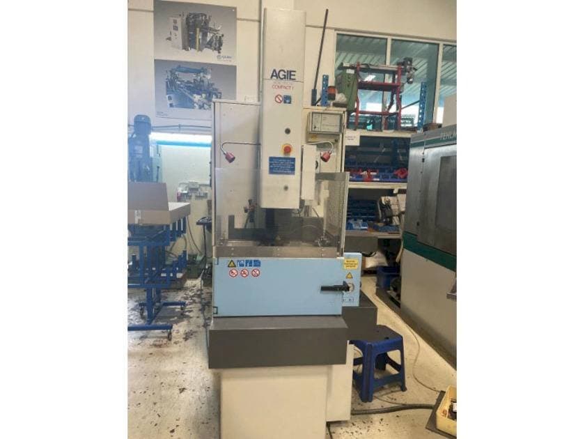 Frontansicht der AGIE Agietron Compact 1  Maschine