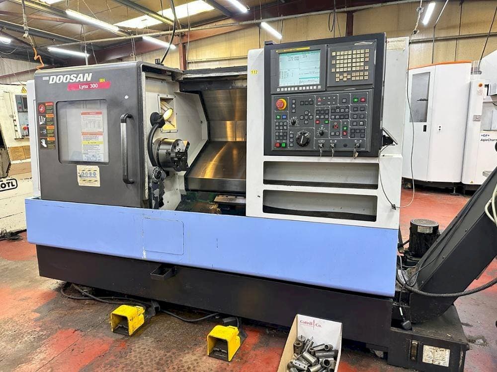 Frontansicht der Doosan Lynx 300 Maschine