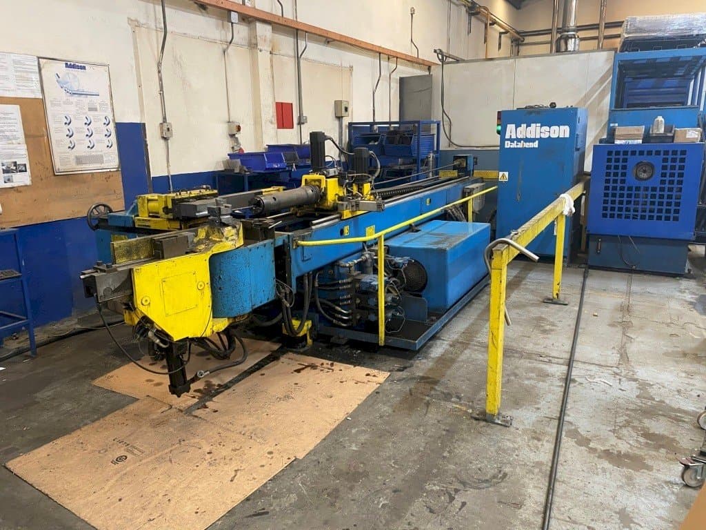 Frontansicht der Addison DB-76 3D CNC Maschine