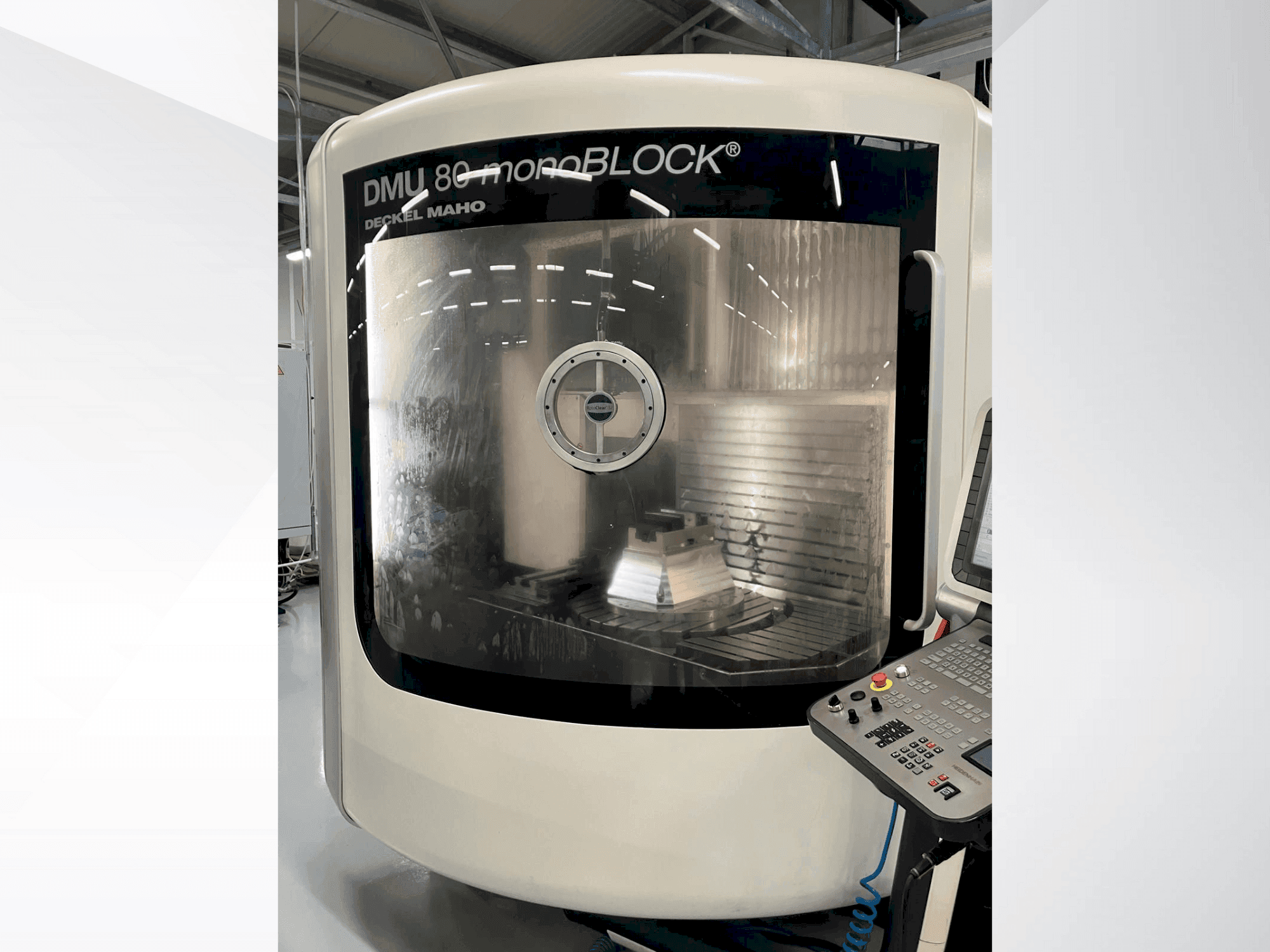 Frontansicht der DMG MORI DMU 80 Monoblock  Maschine