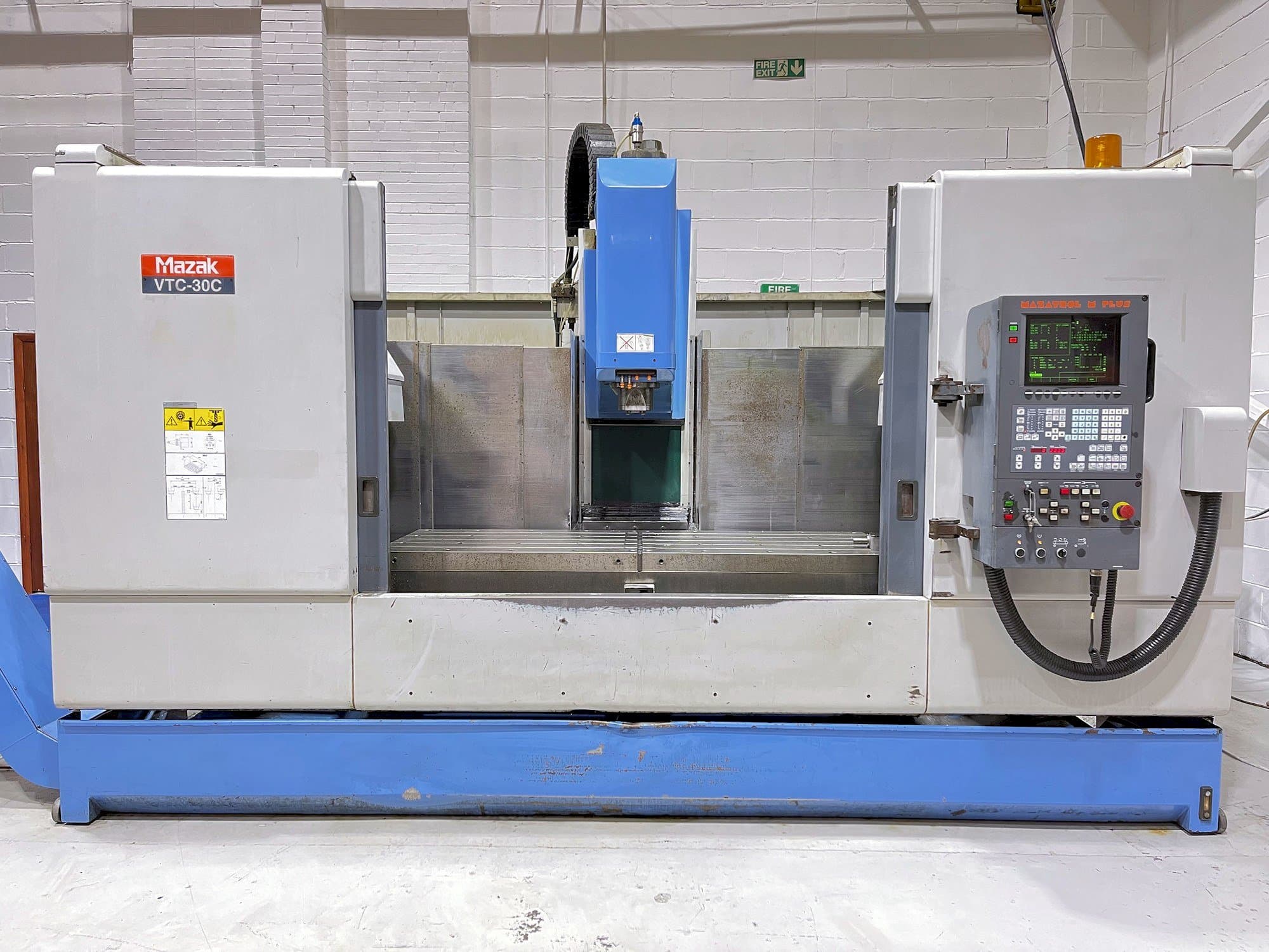 Frontansicht der Mazak VTC-30C  Maschine