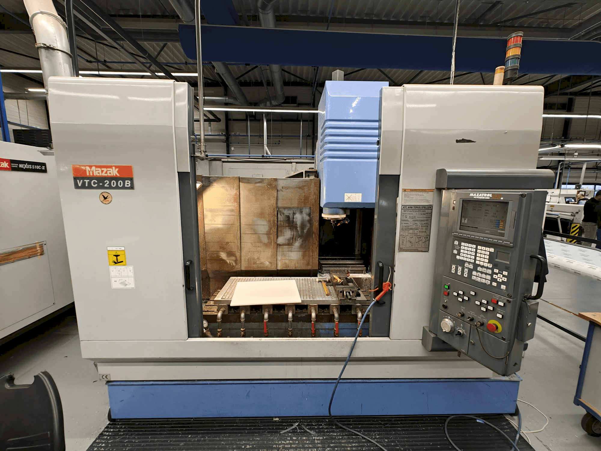 Frontansicht der Mazak VTC-200B  Maschine