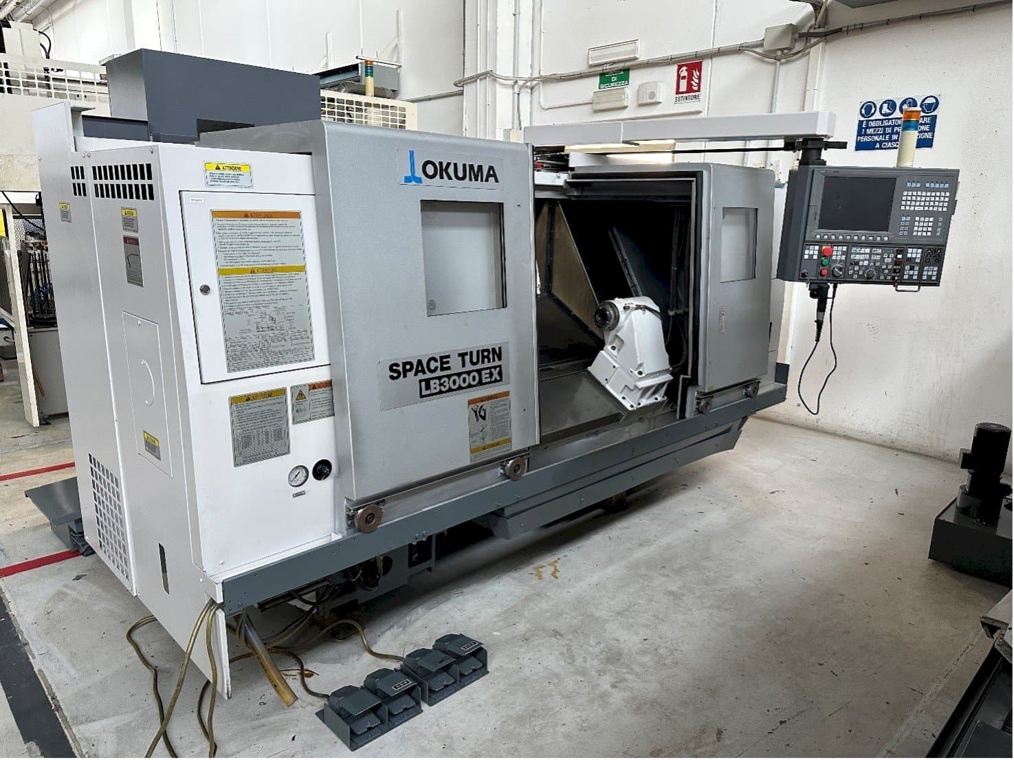 Frontansicht der Okuma LB 3000 EX  Maschine
