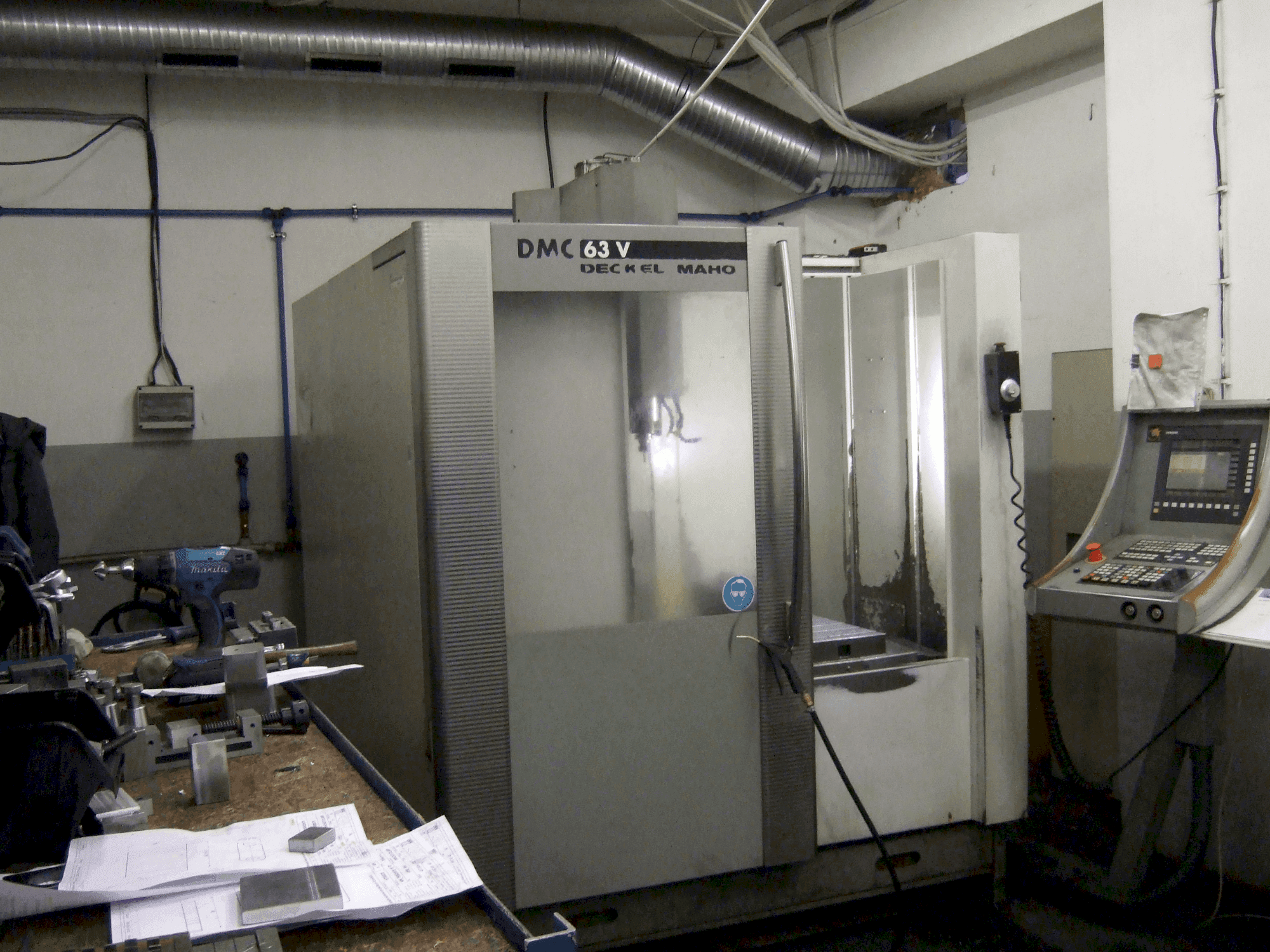 Frontansicht der DECKEL MAHO DMC 63V  Maschine