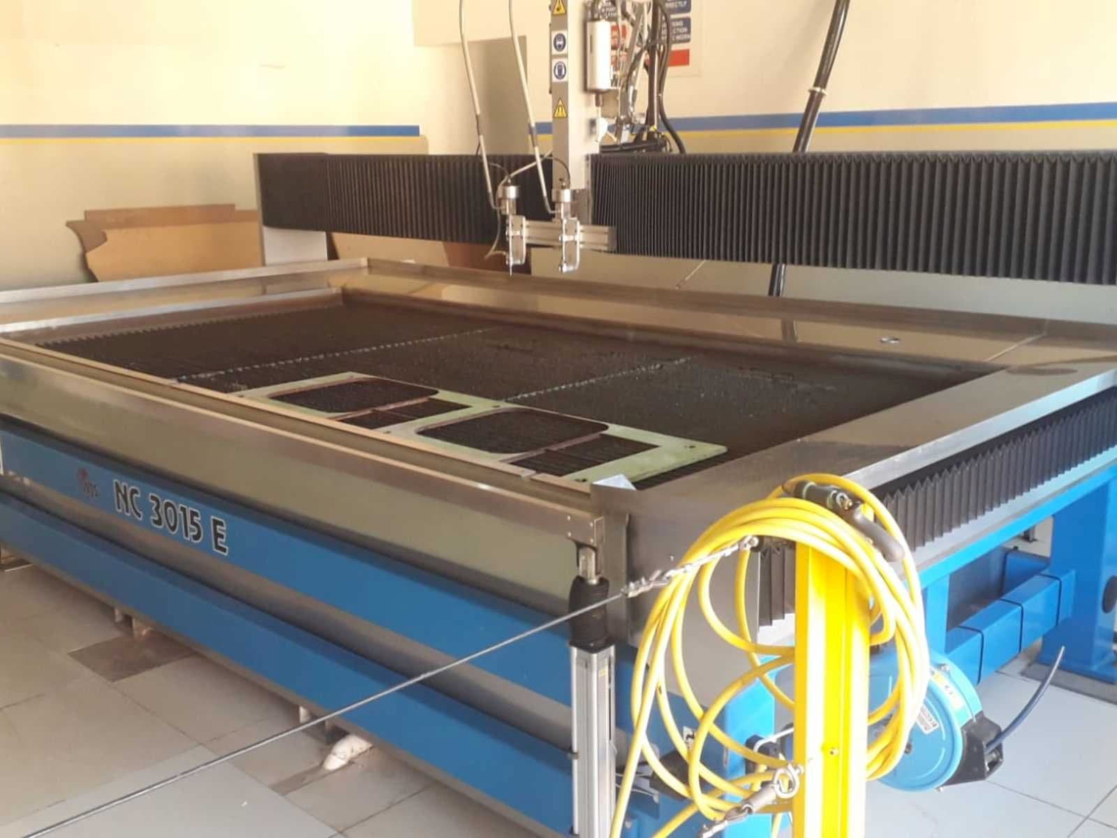 Frontansicht der Waterjet Sweeden NC 3015 e  Maschine