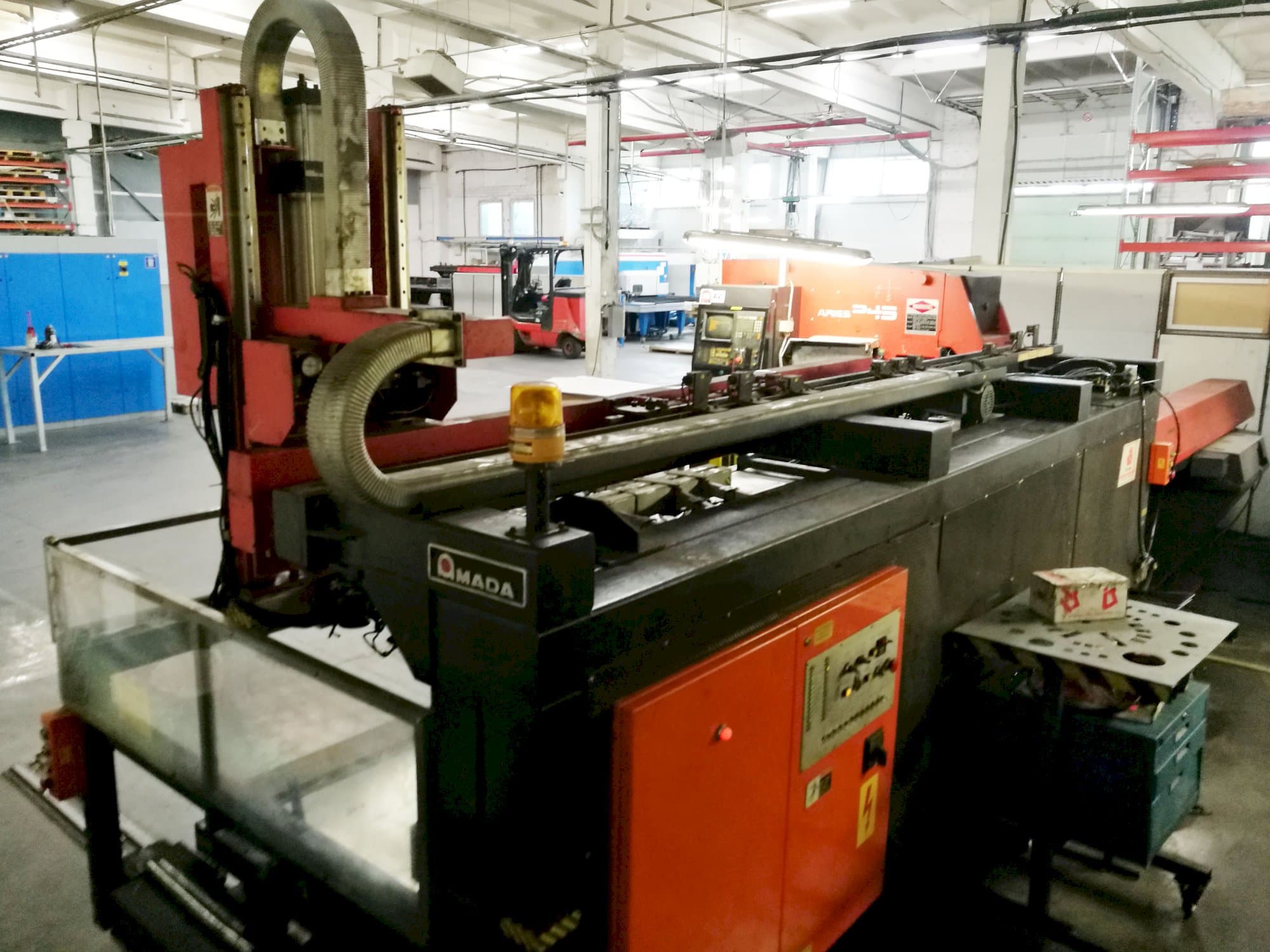 Linke Seitenansicht der AMADA ARIES 245 Maschine