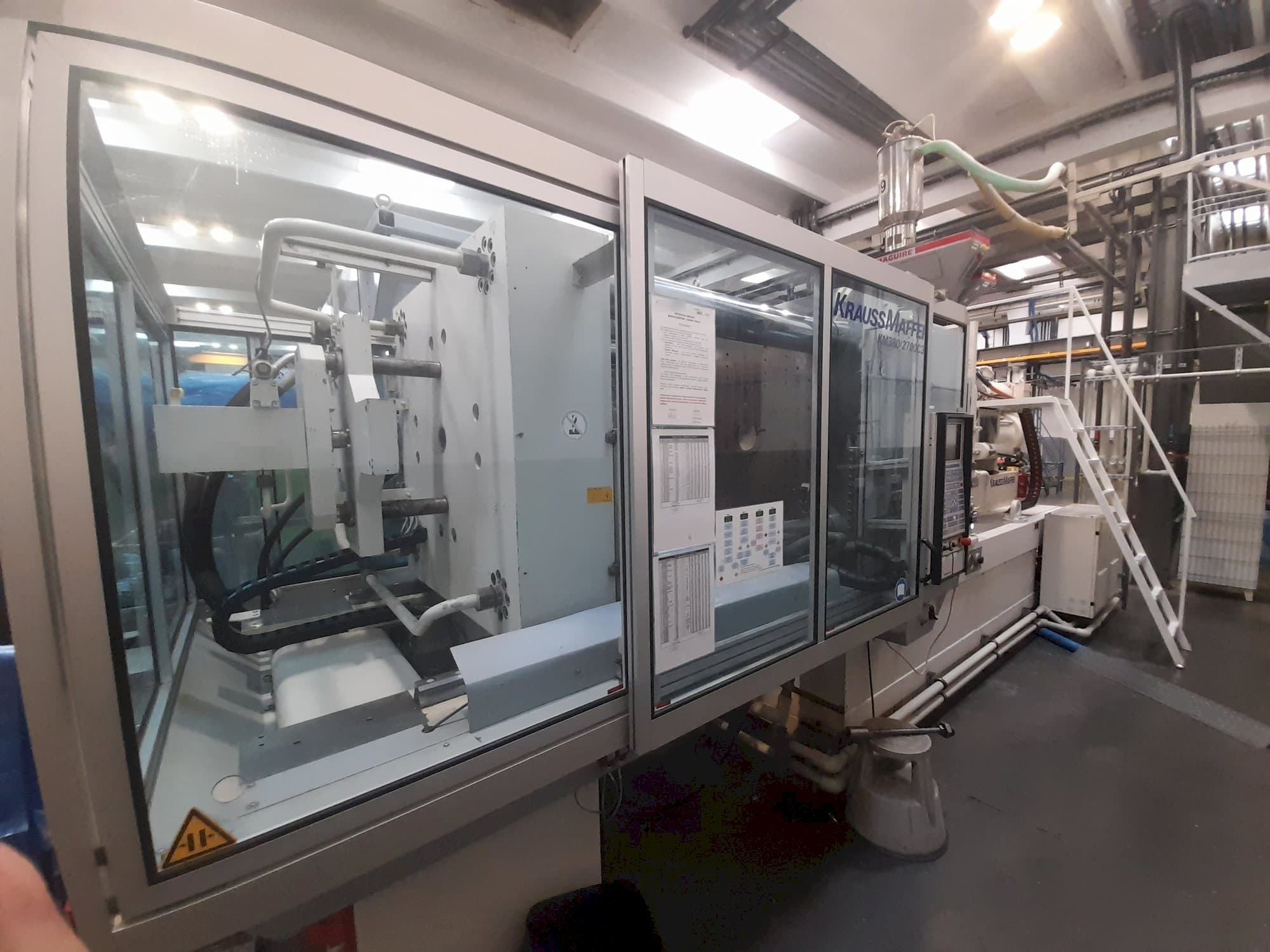 Linke Seitenansicht der Krauss Maffei 380-2700 C3  Maschine