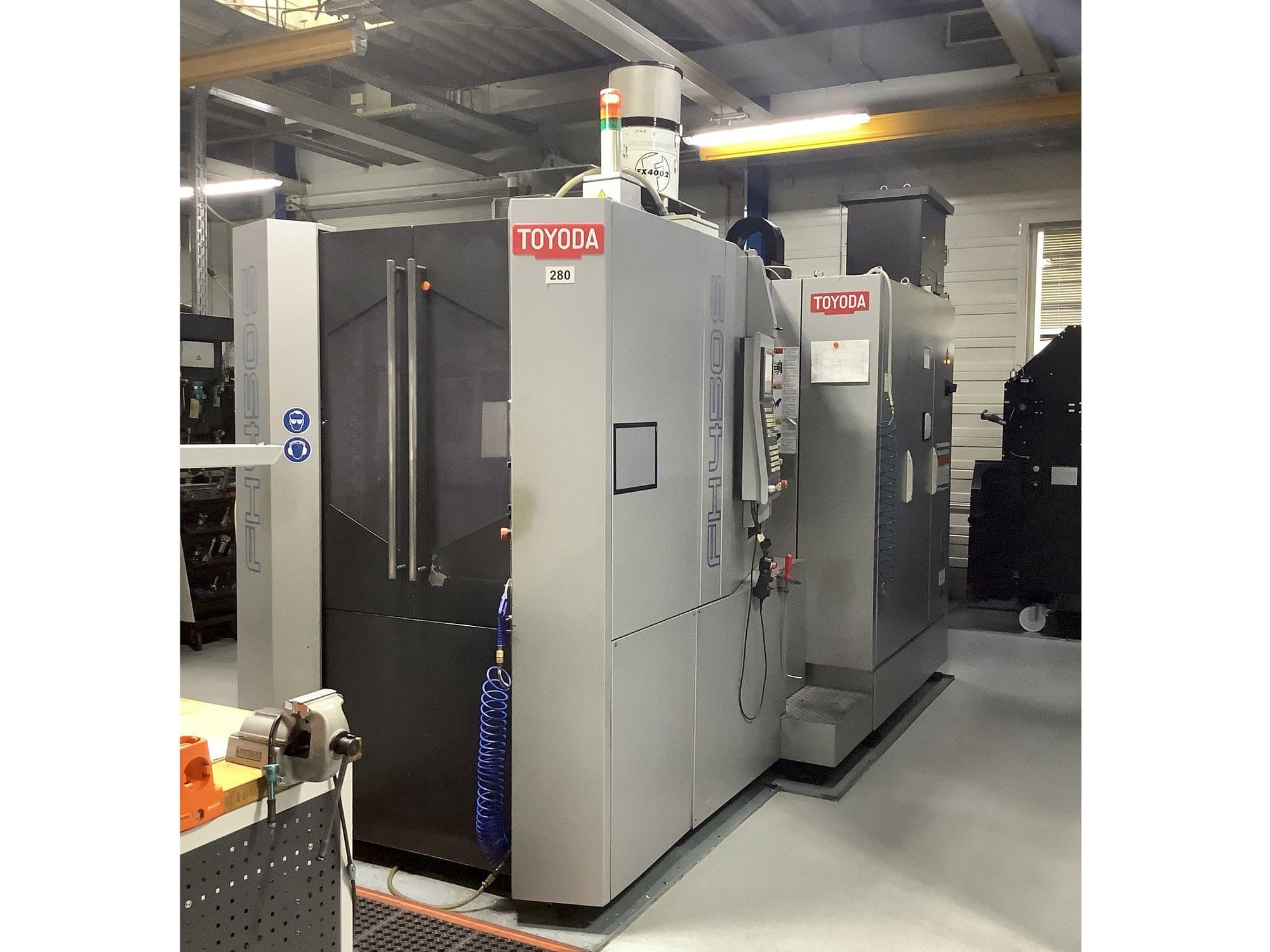 Frontansicht der TOYODA FH 450S  Maschine