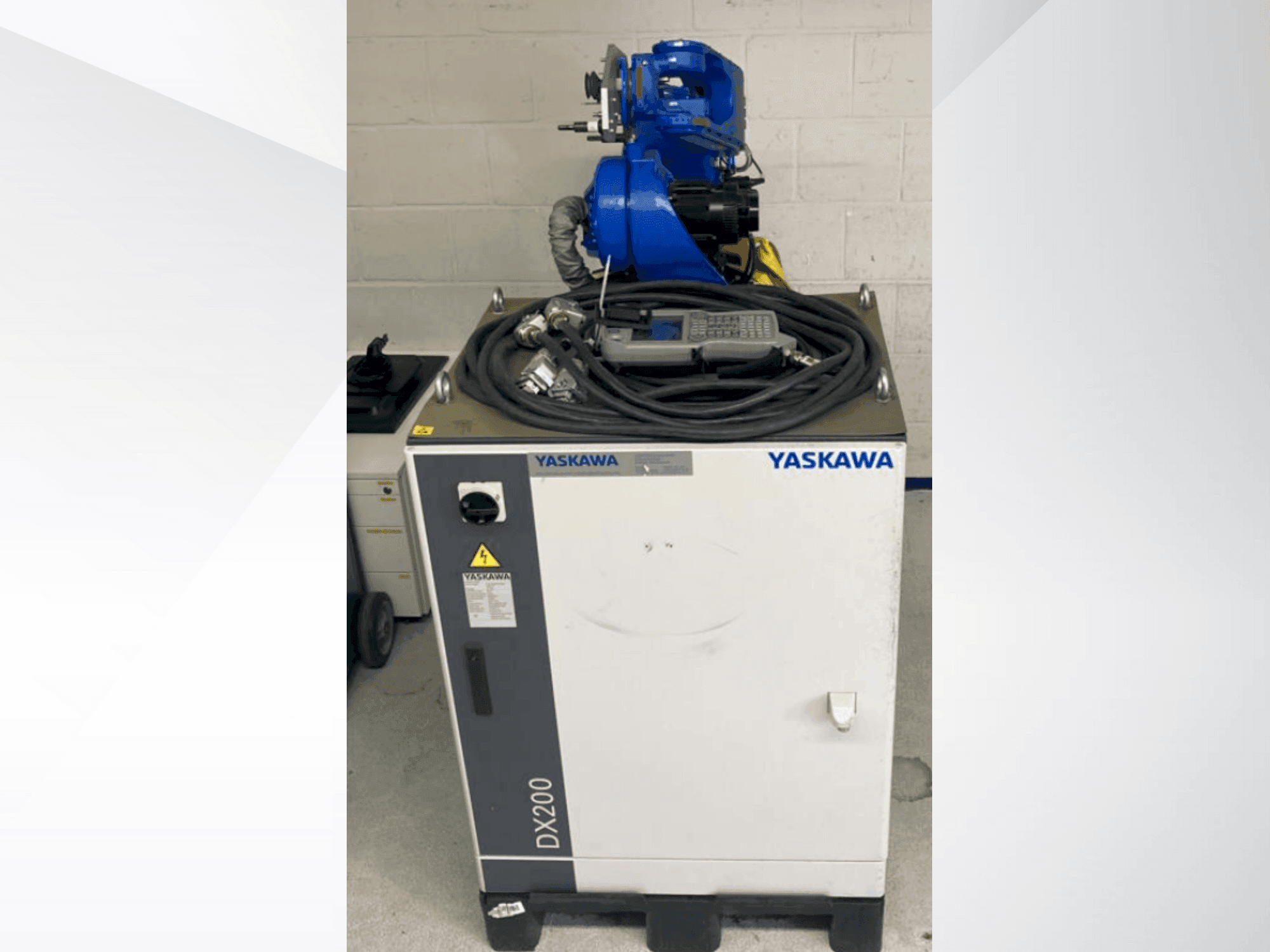 Frontansicht der Yaskawa Motoman YR-MH00024-A00  Maschine
