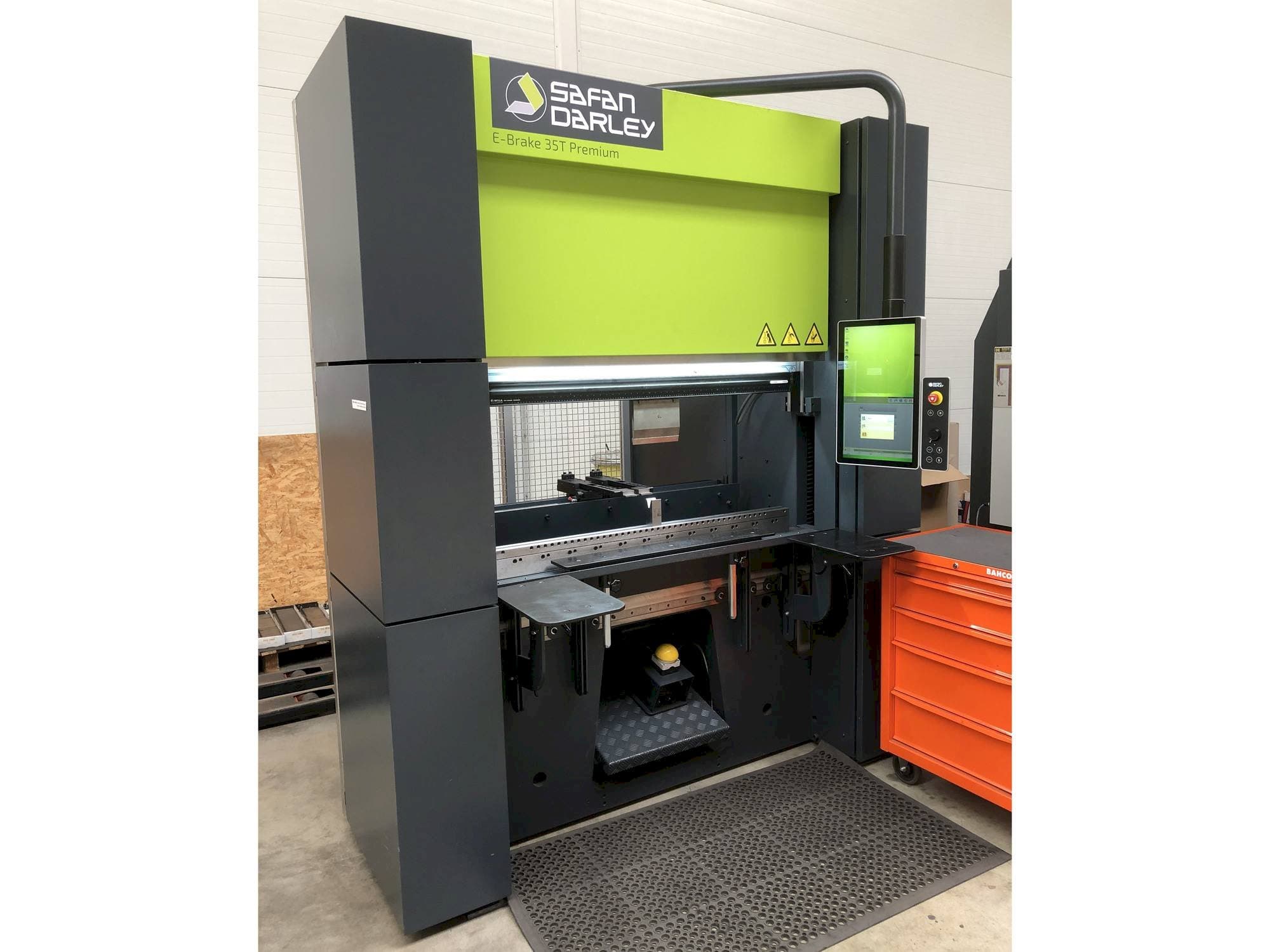 Frontansicht der Safan Darley E-Brake 35T Premium  Maschine