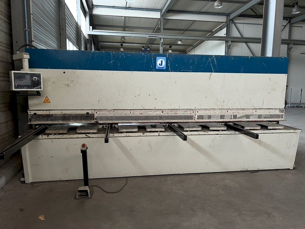 Frontansicht der JORDI CH 413  Maschine