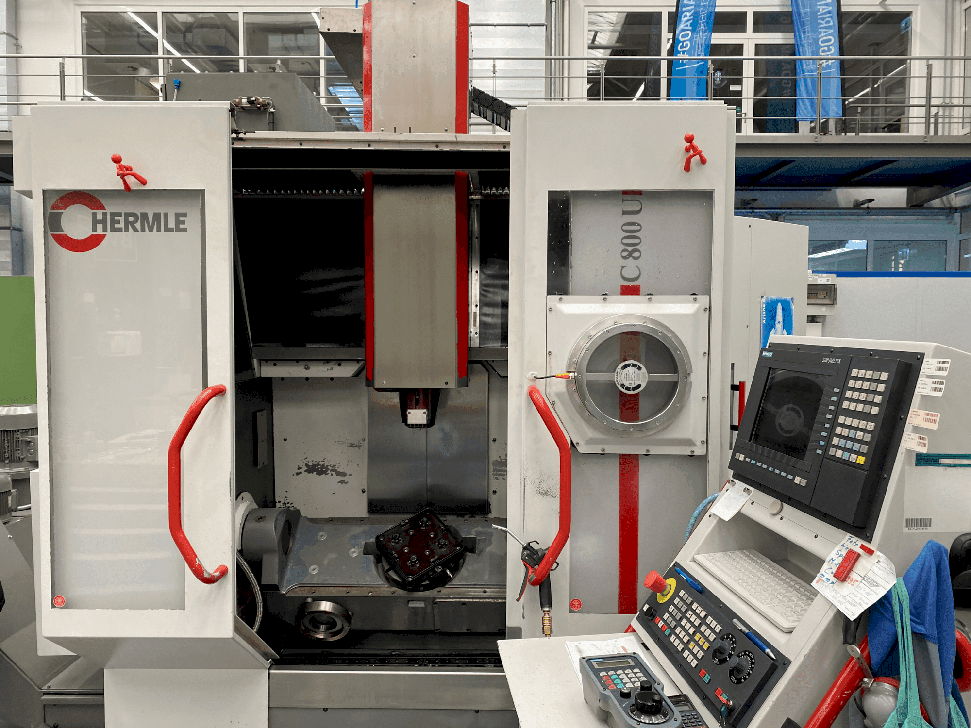 Frontansicht der HERMLE C800 U  Maschine