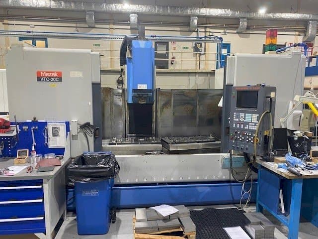 Frontansicht der Mazak VTC-20C  Maschine