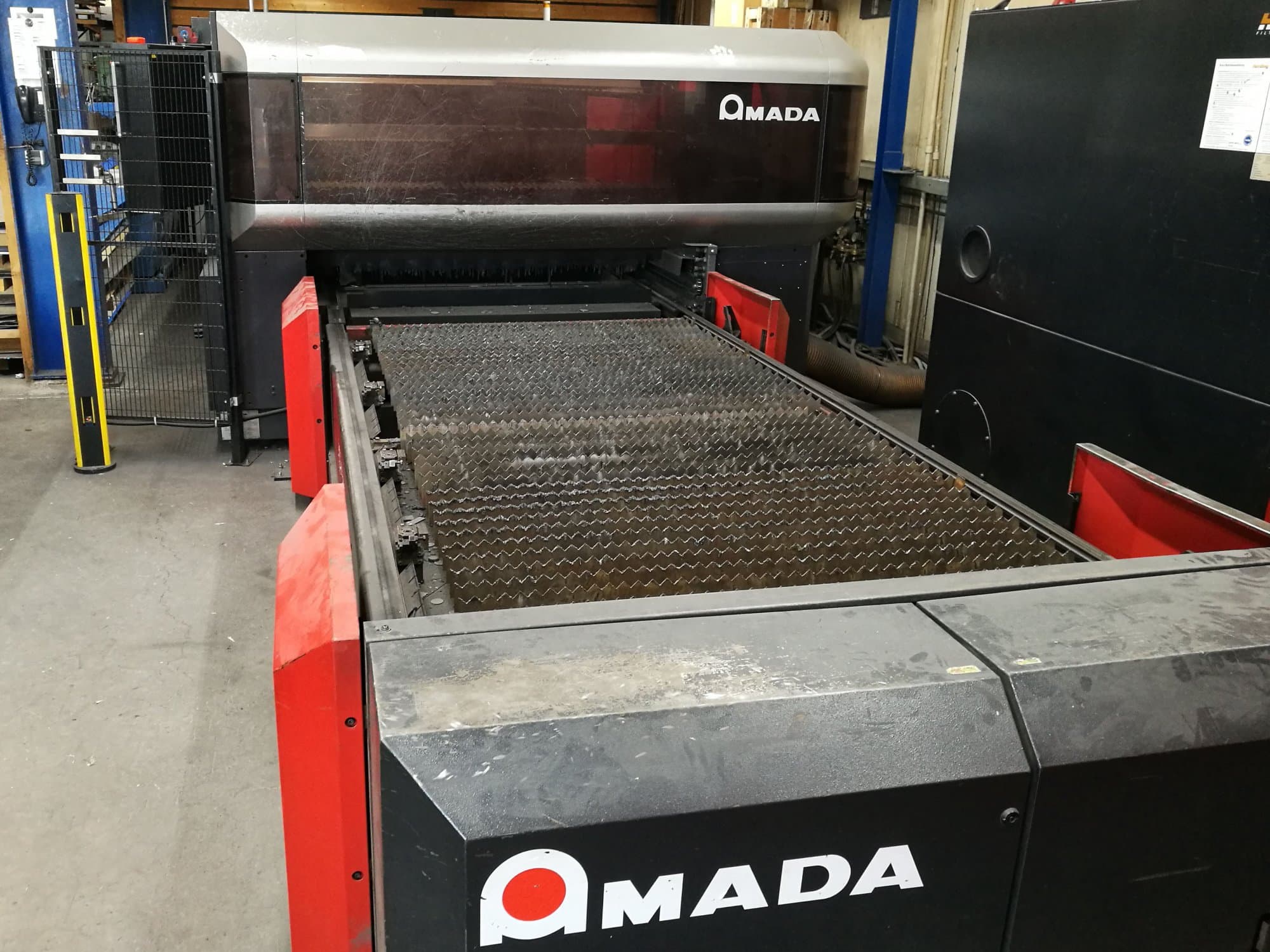 Frontansicht der AMADA LC 3015 X1 NT Maschine