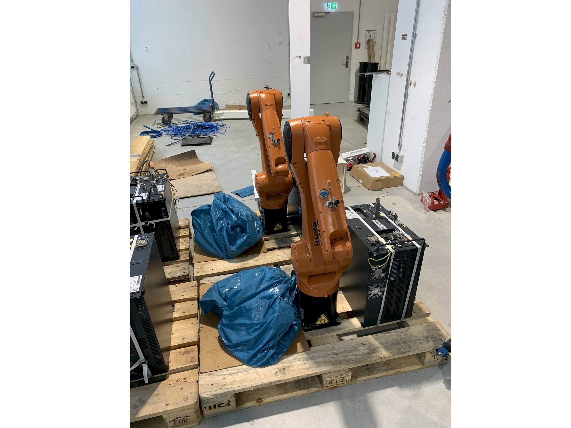 Frontansicht der KUKA KR10 R1100 with KR C4 COMPACT Controller  Maschine
