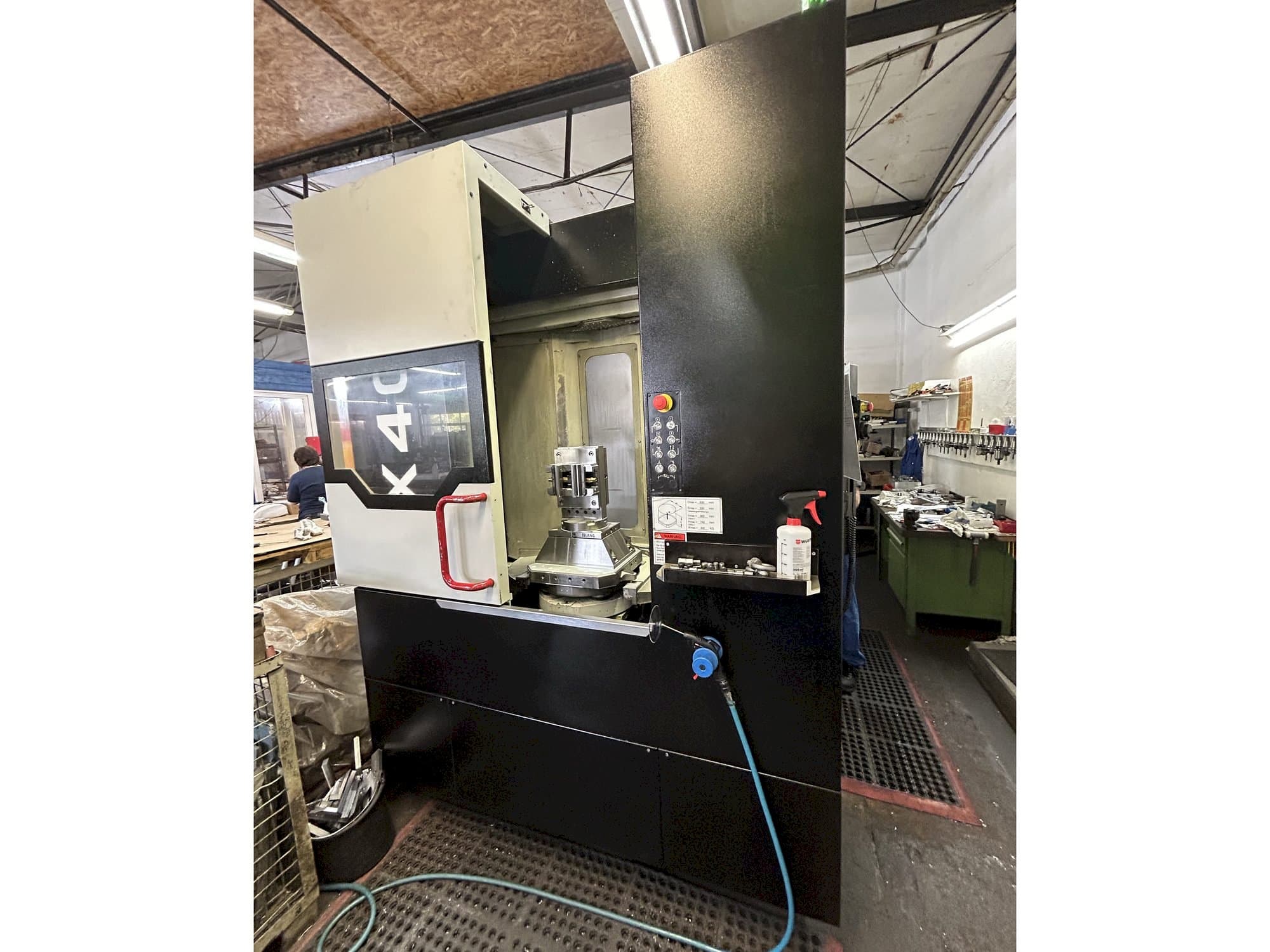 Frontansicht der Quaser HX404 Maschine