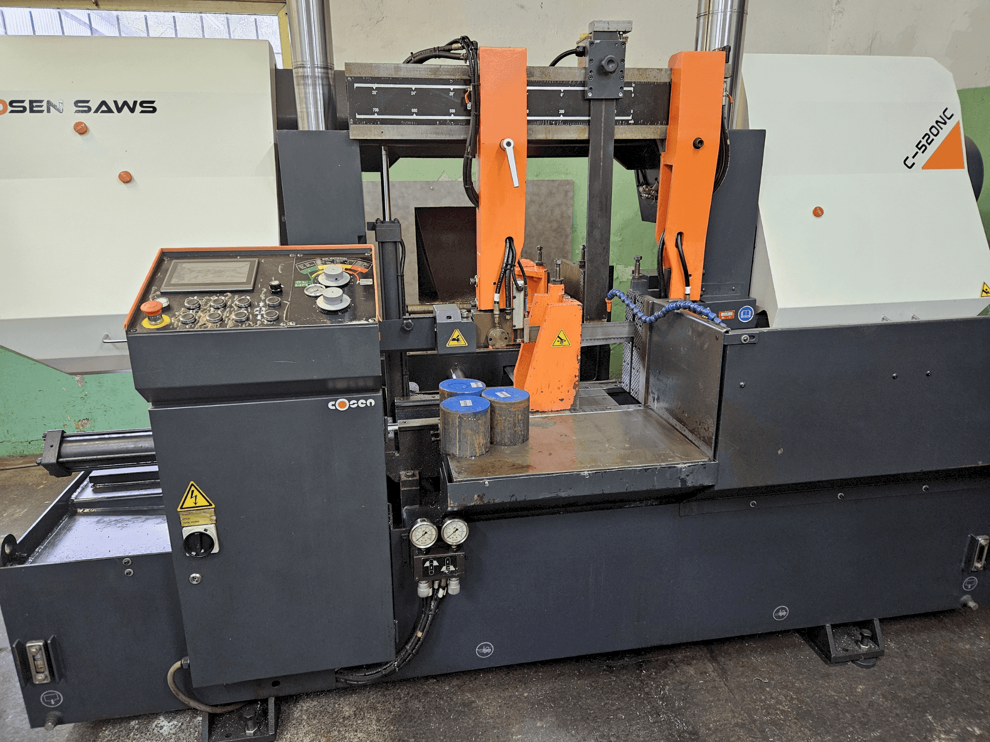 Frontansicht der Cosen C-520CNC  Maschine