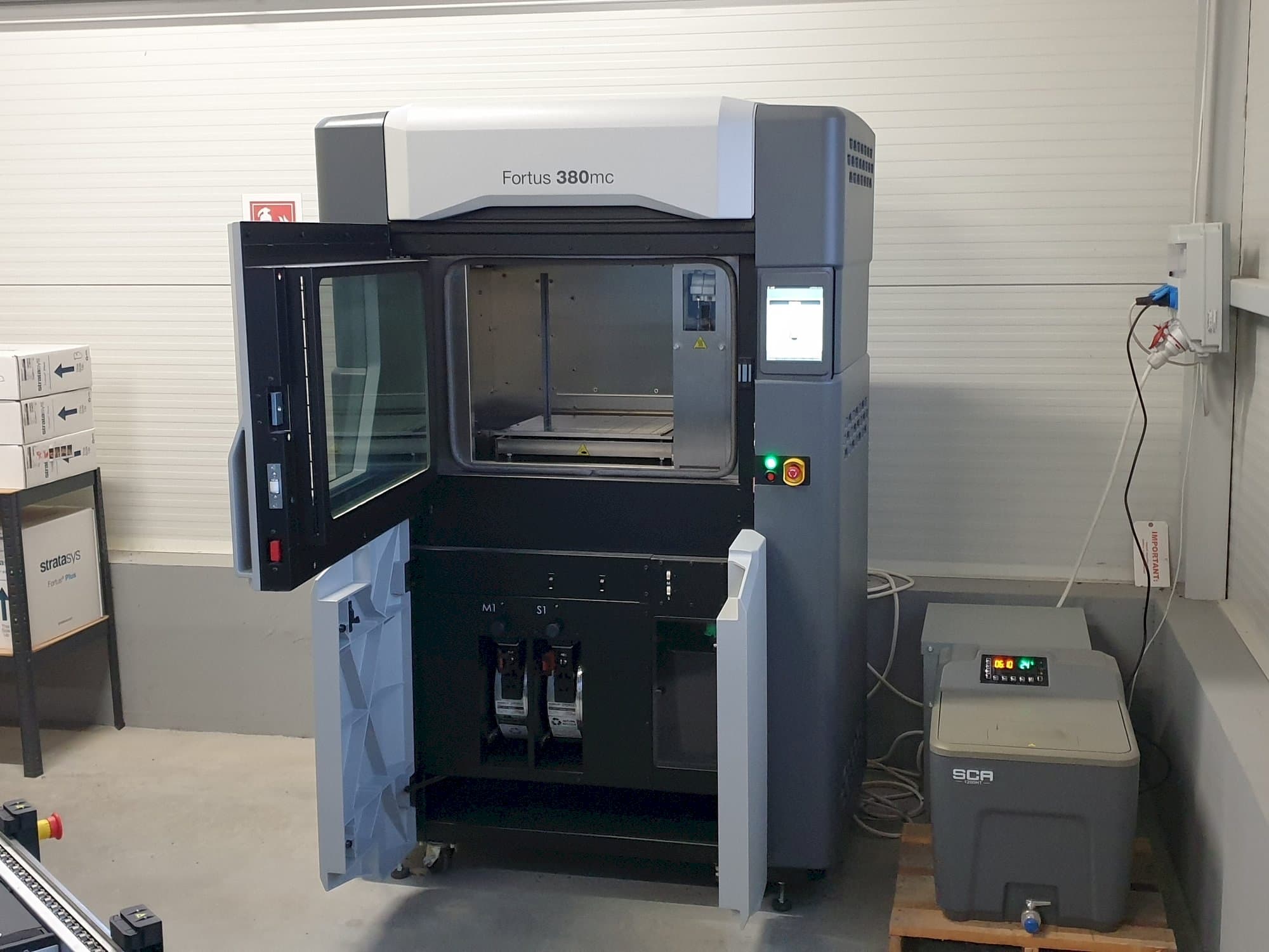 Frontansicht der Stratasys Fortus 380mc Maschine