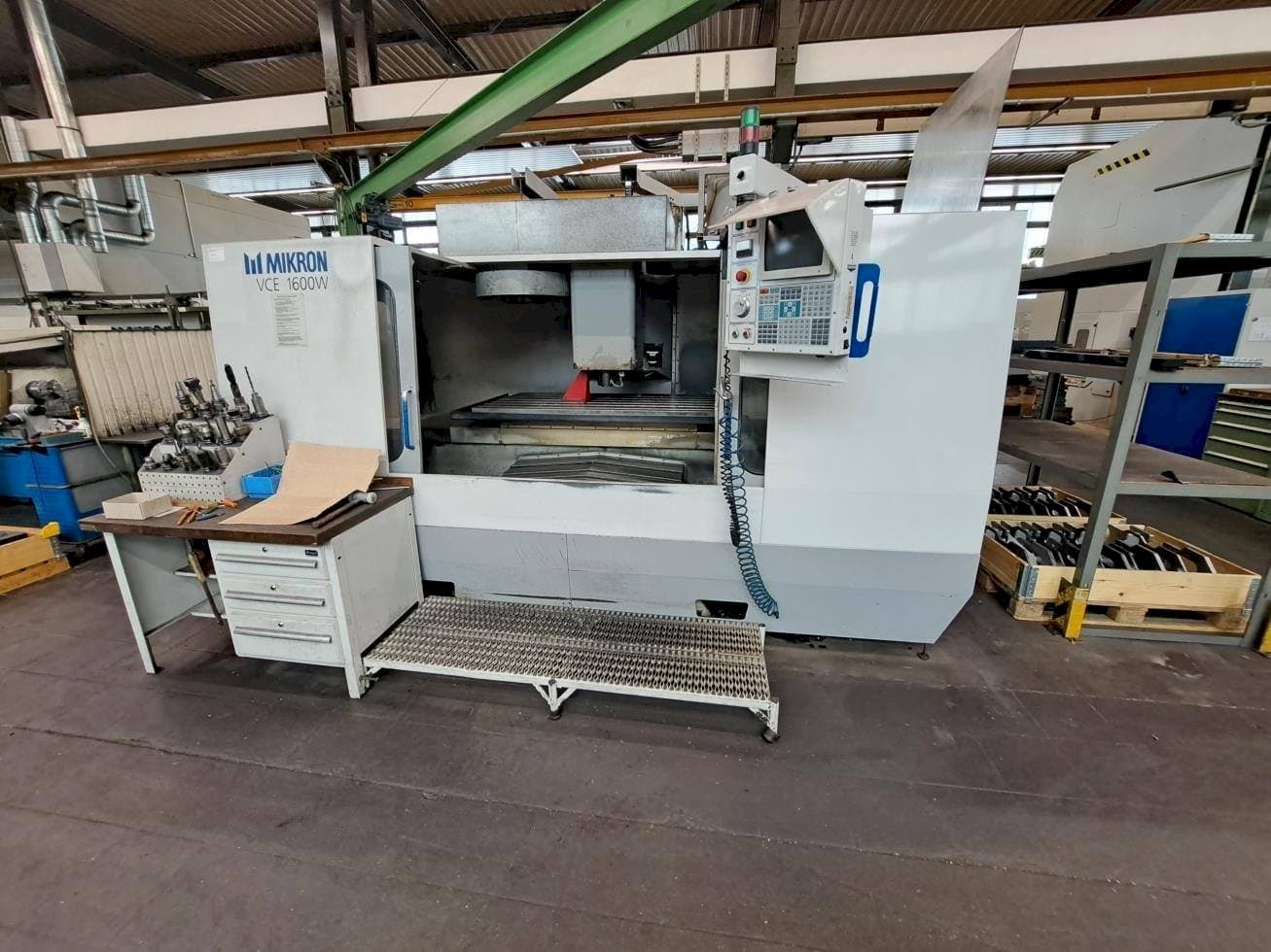 Frontansicht der HAAS MIKRON VCE 1600W  Maschine