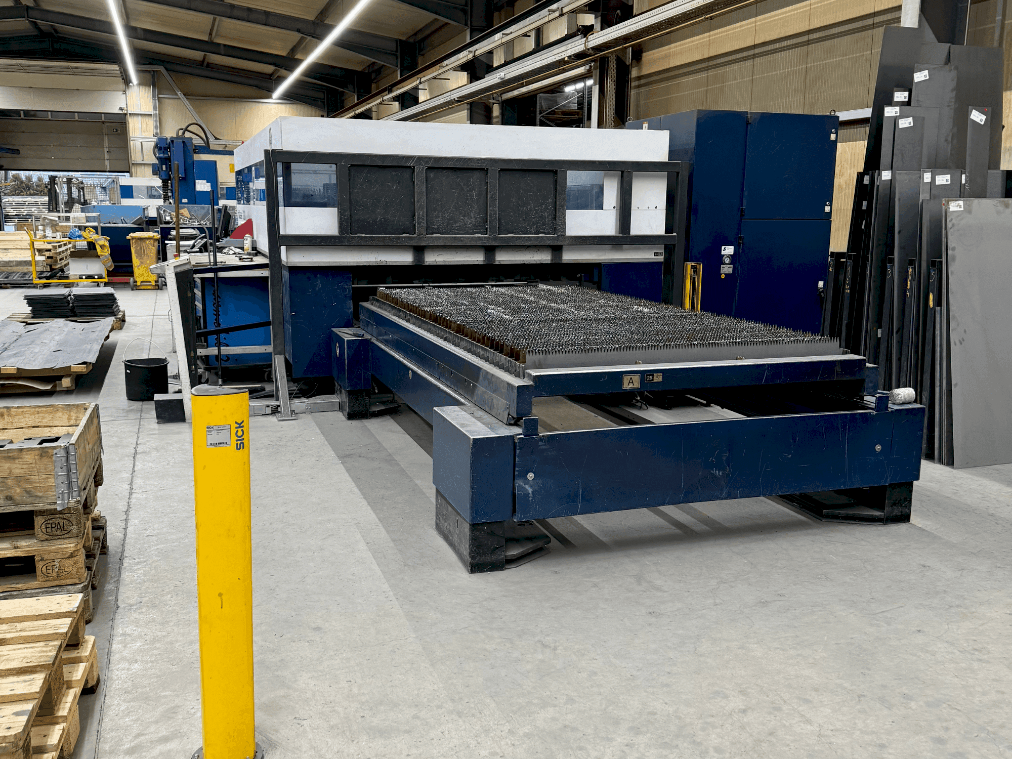 Frontansicht der TRUMPF TruLaser 3030 4kW (L20)  Maschine