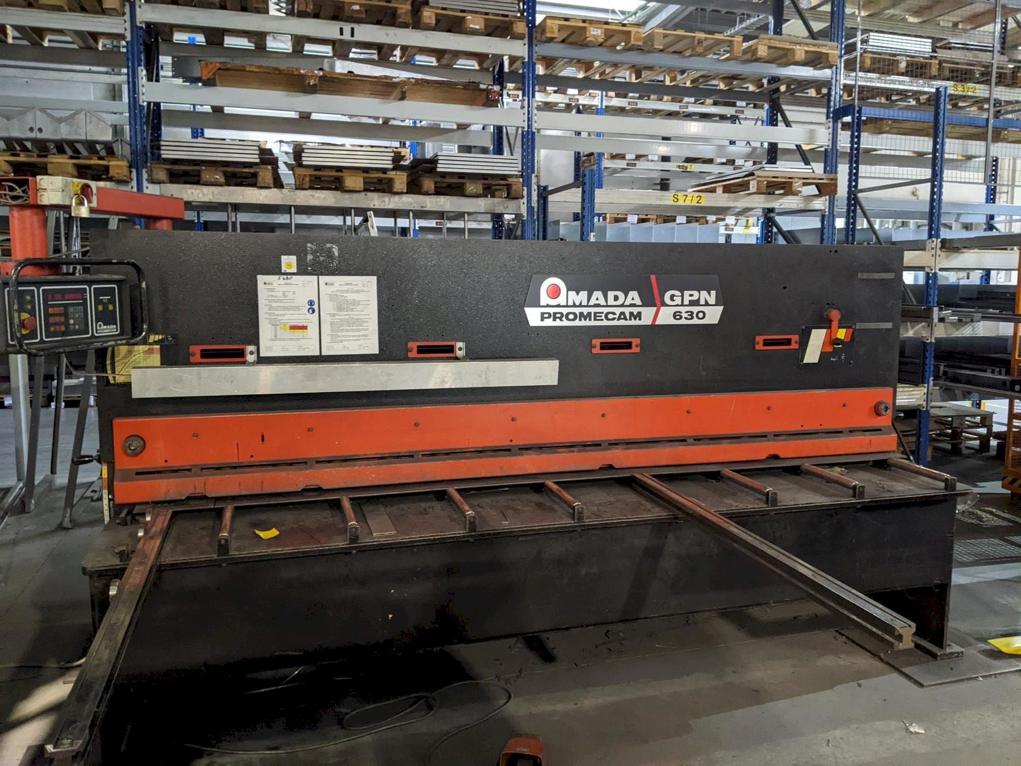 Frontansicht der AMADA Promecam Gpn 630  Maschine