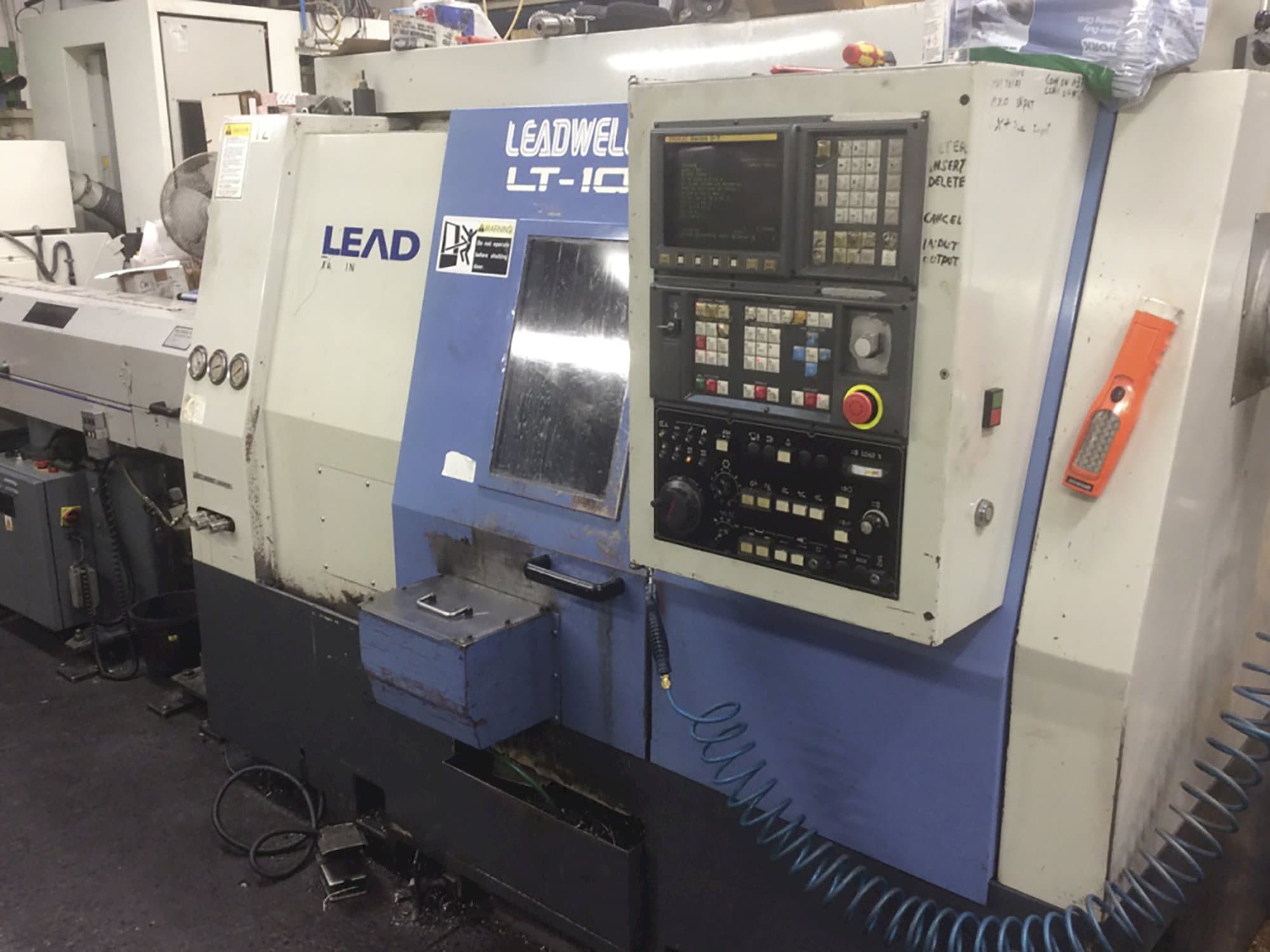 Frontansicht der Leadwell LT10 Maschine