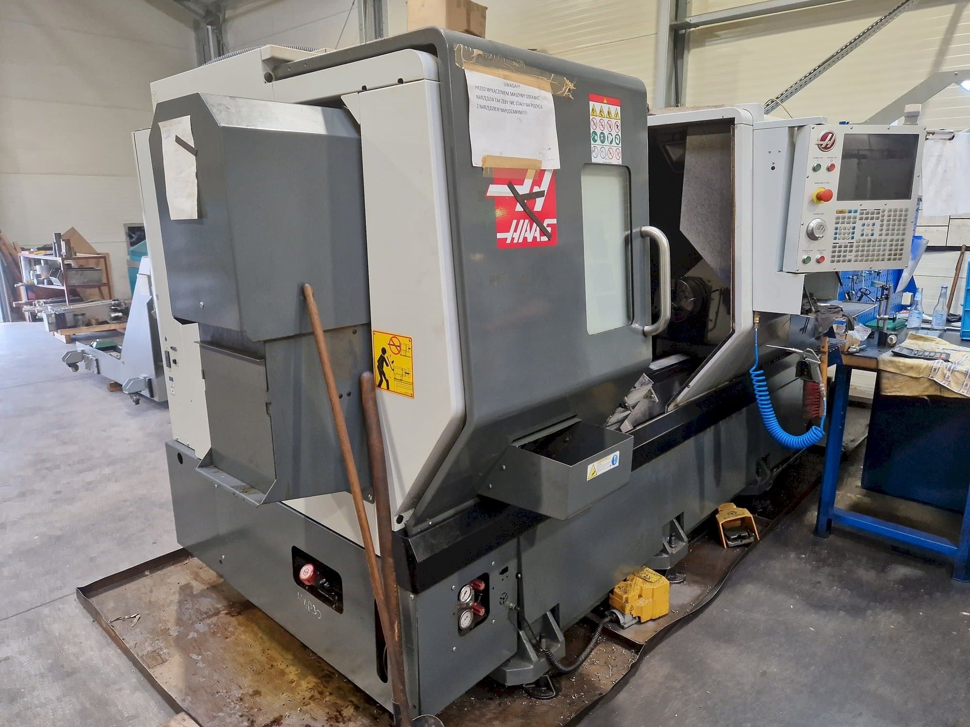 Linke Seitenansicht der HAAS DS-30Y  Maschine
