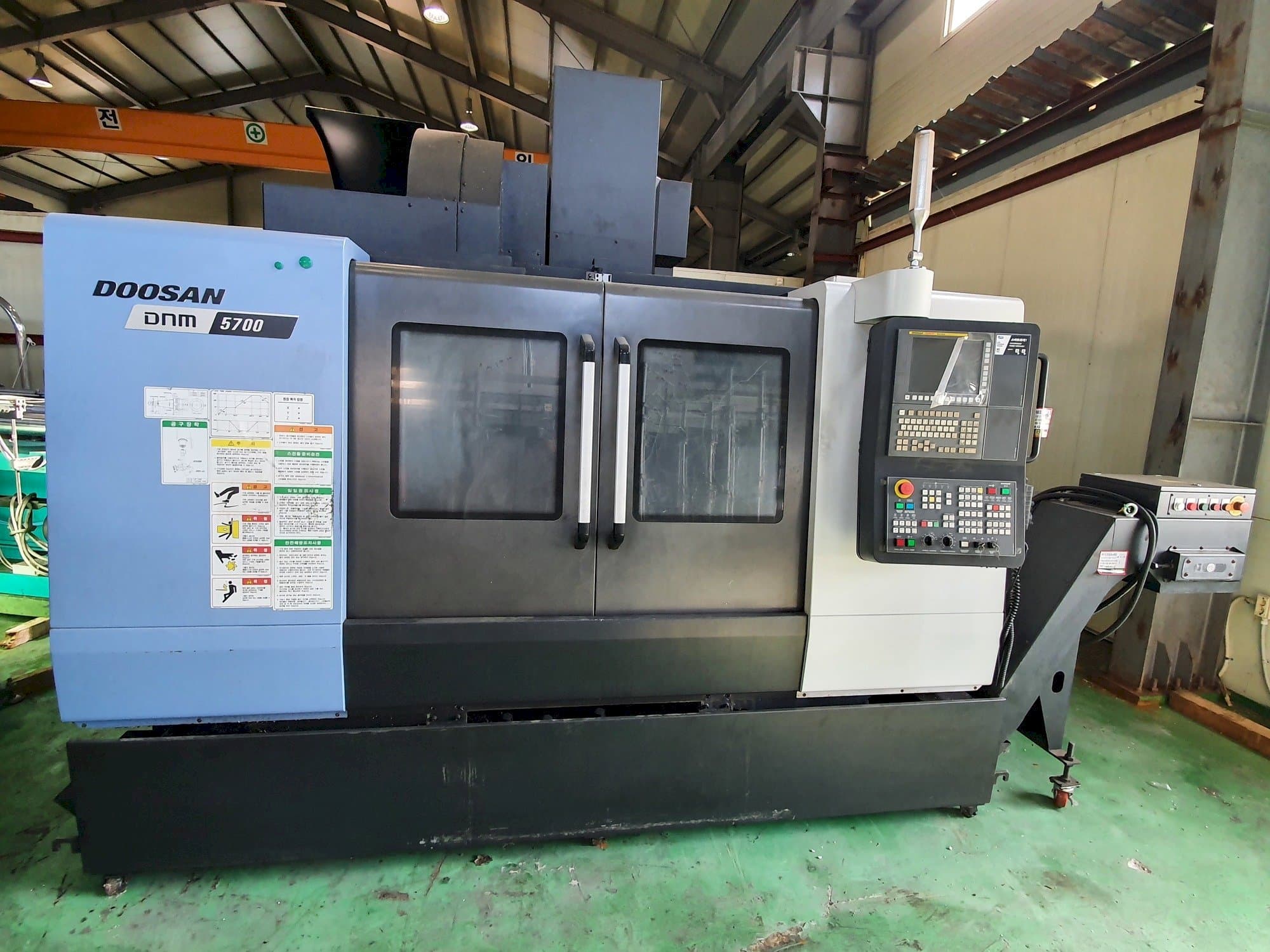 Frontansicht der Doosan DNM5700 Maschine
