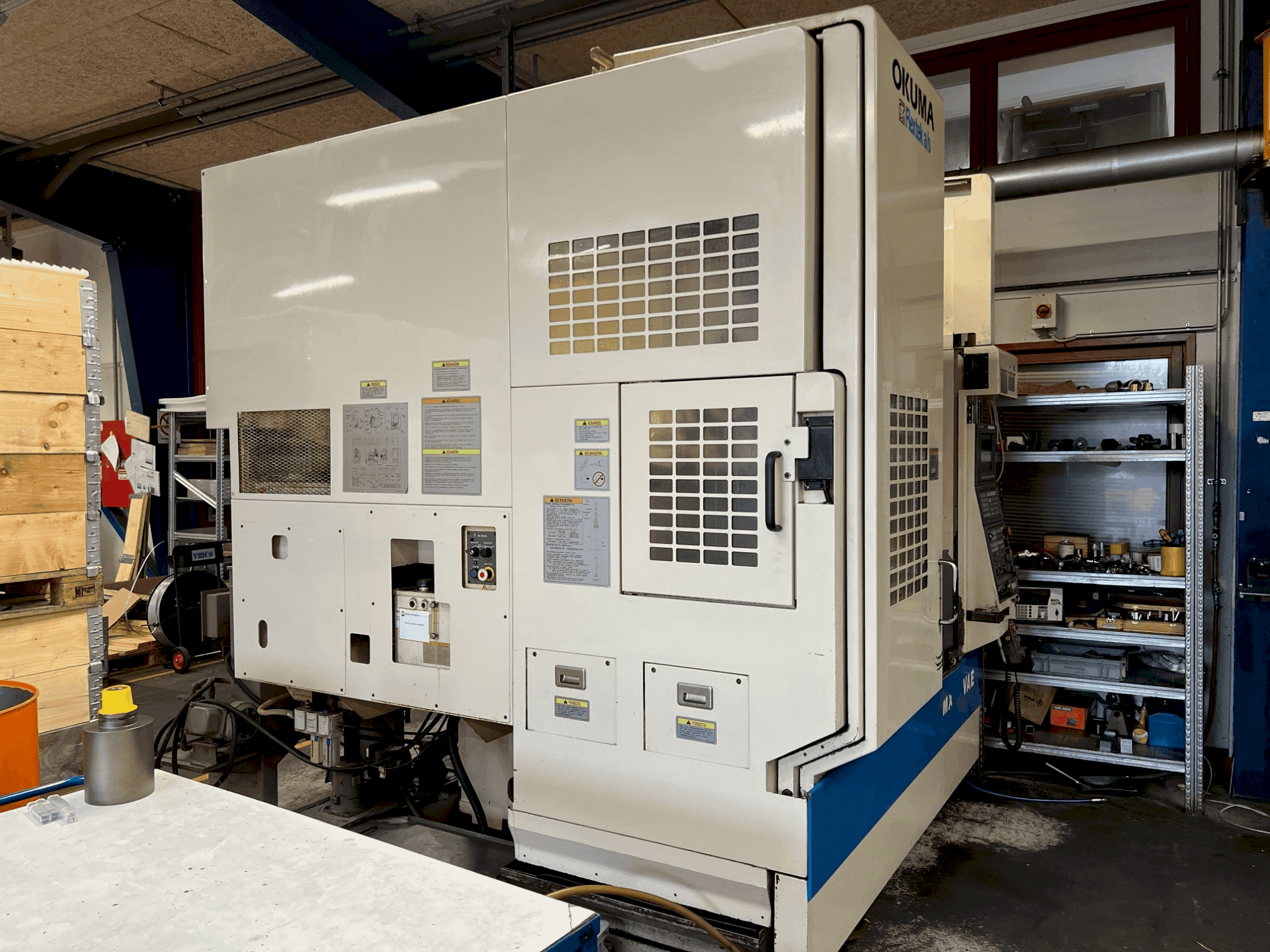 Frontansicht der Okuma MX-45 VAE  Maschine