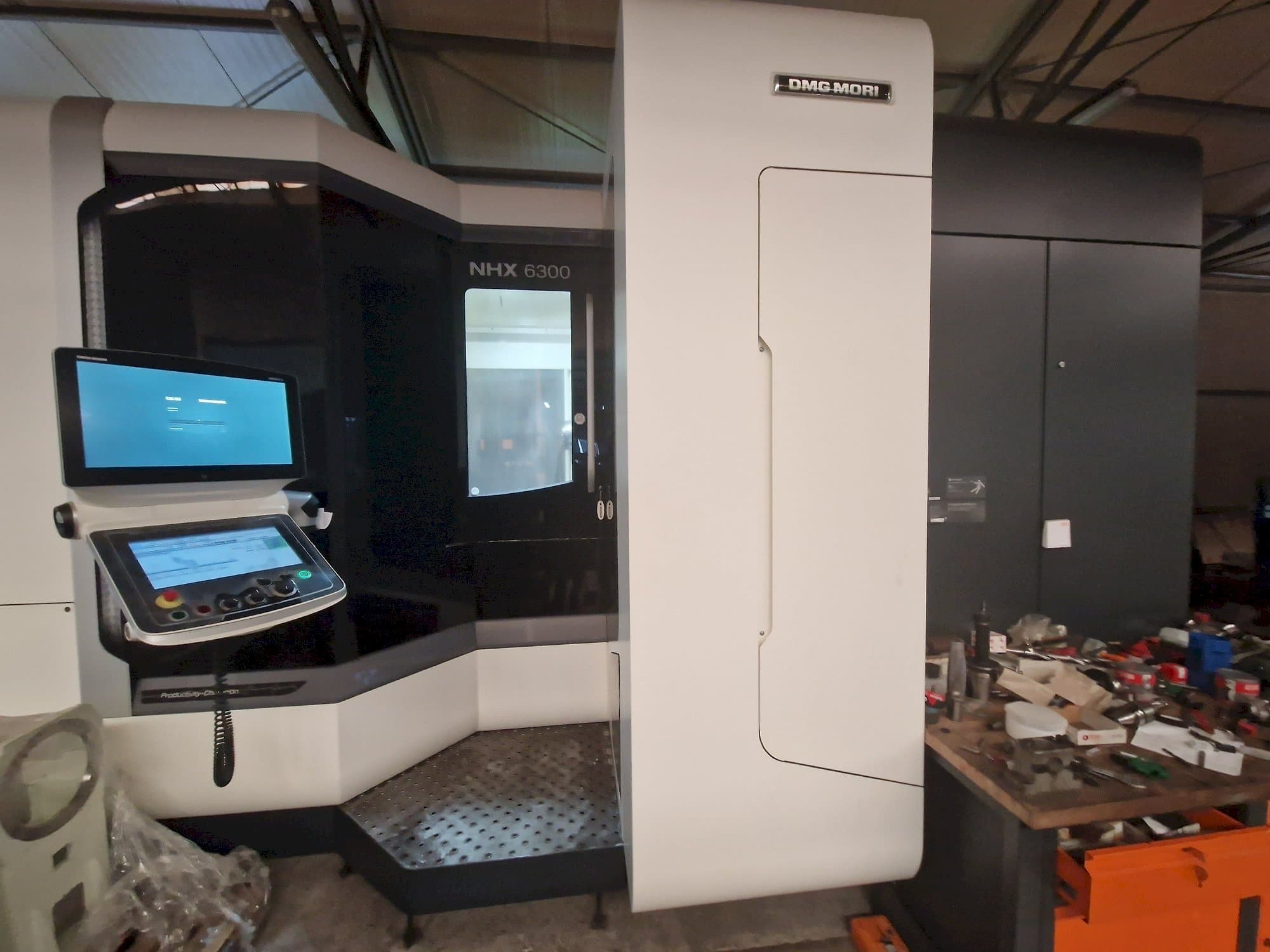 Frontansicht der DMG MORI NHX6300  Maschine