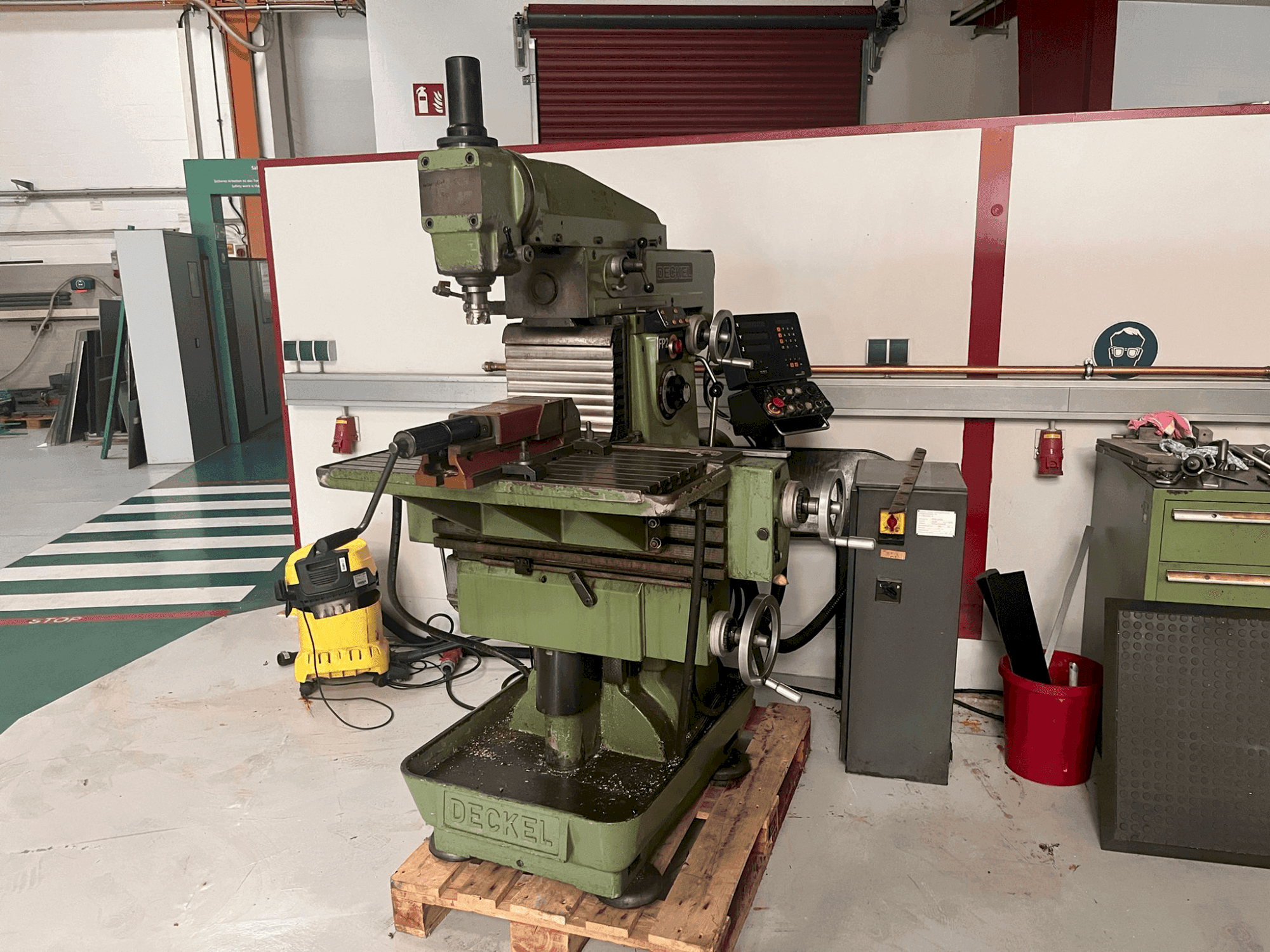 Frontansicht der DECKEL FP2  Maschine