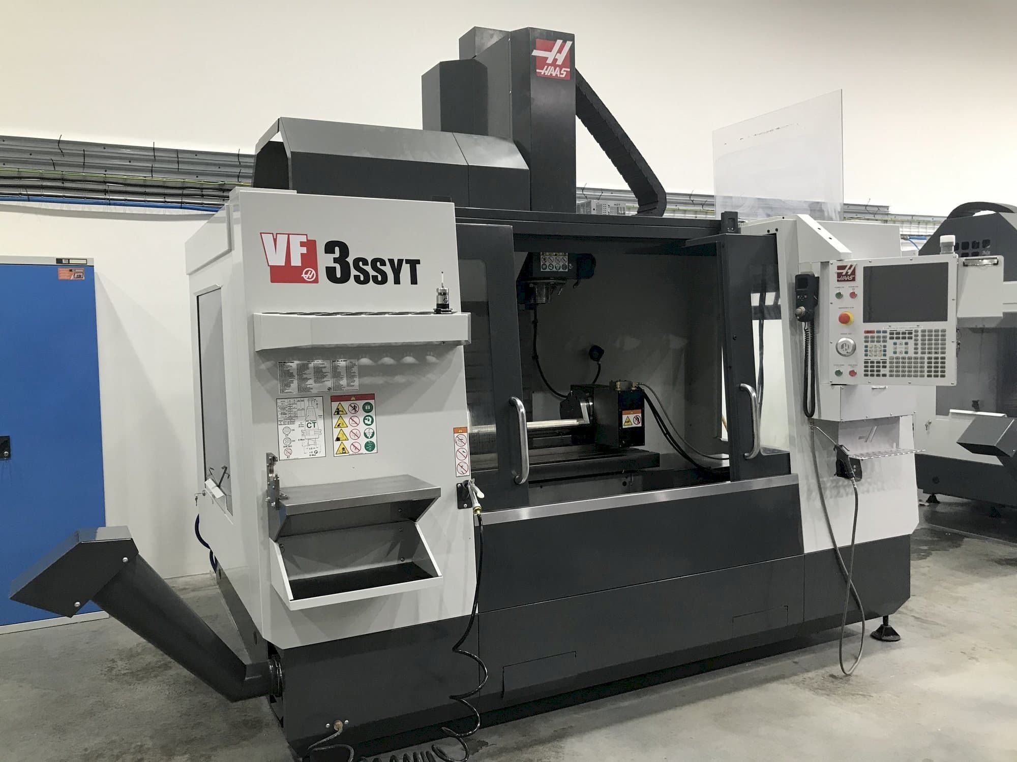 Frontansicht der HAAS VF-3 SSYT  Maschine
