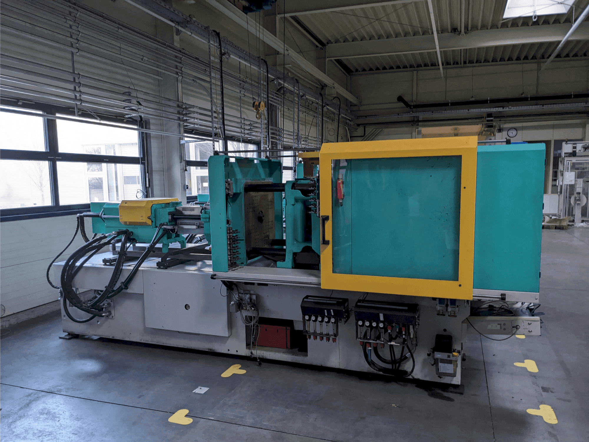 Frontansicht der Arburg 520 H 1500 - 400  Maschine