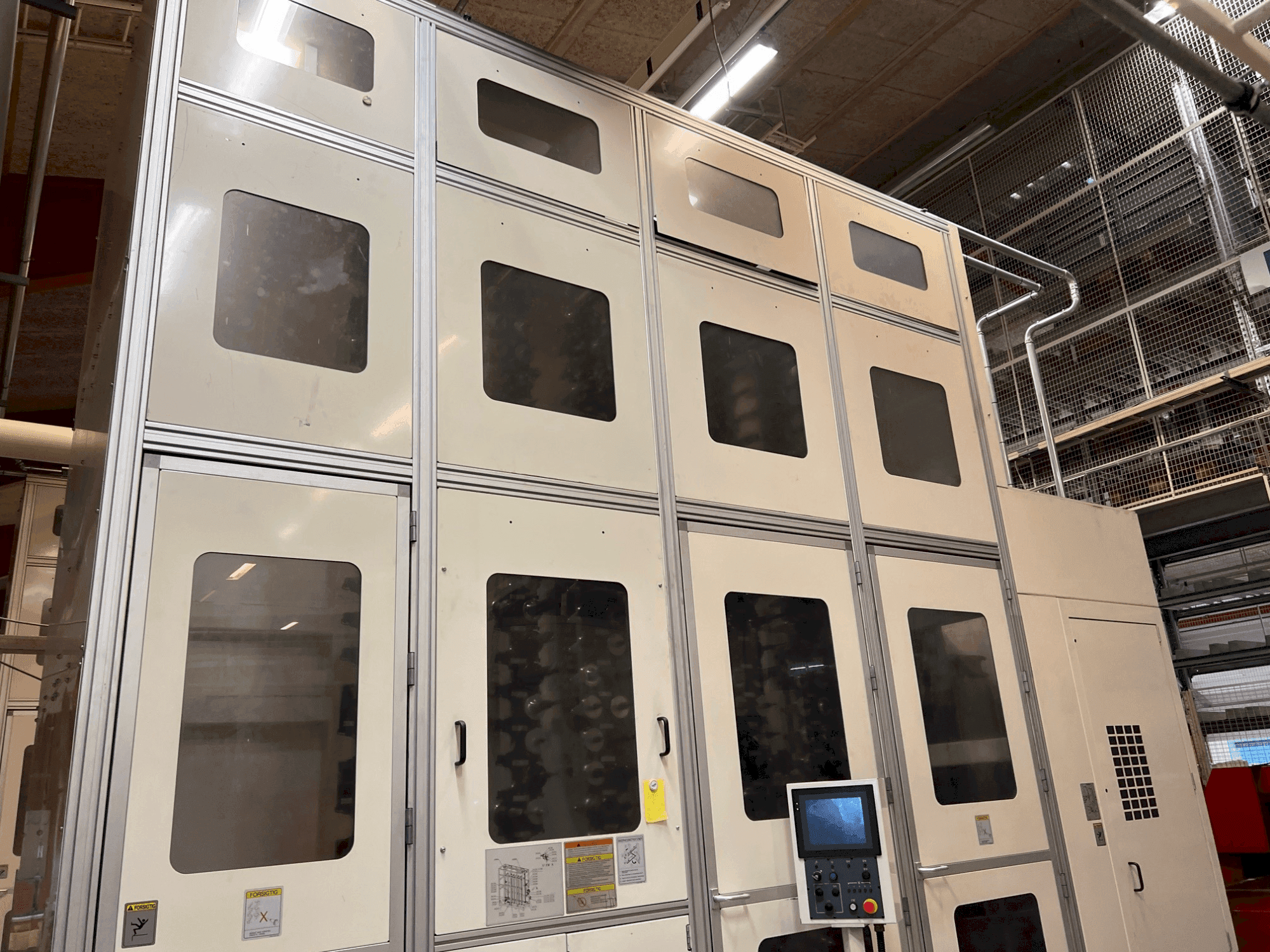 Linke Ansicht der Okuma MA-800H  Maschine