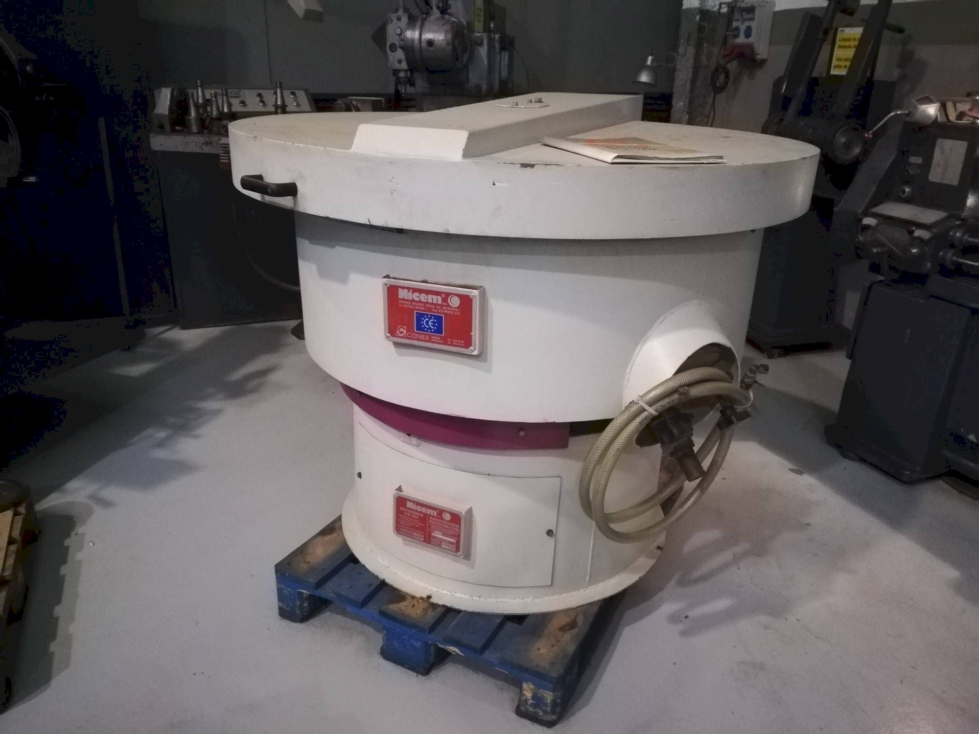 Frontansicht der NICEM VIB 250 SM  Maschine