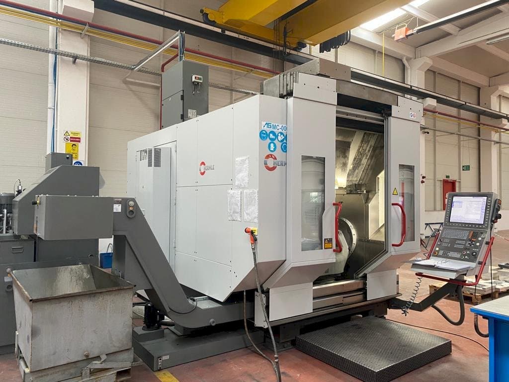 Frontansicht der HERMLE C42u-mt Maschine