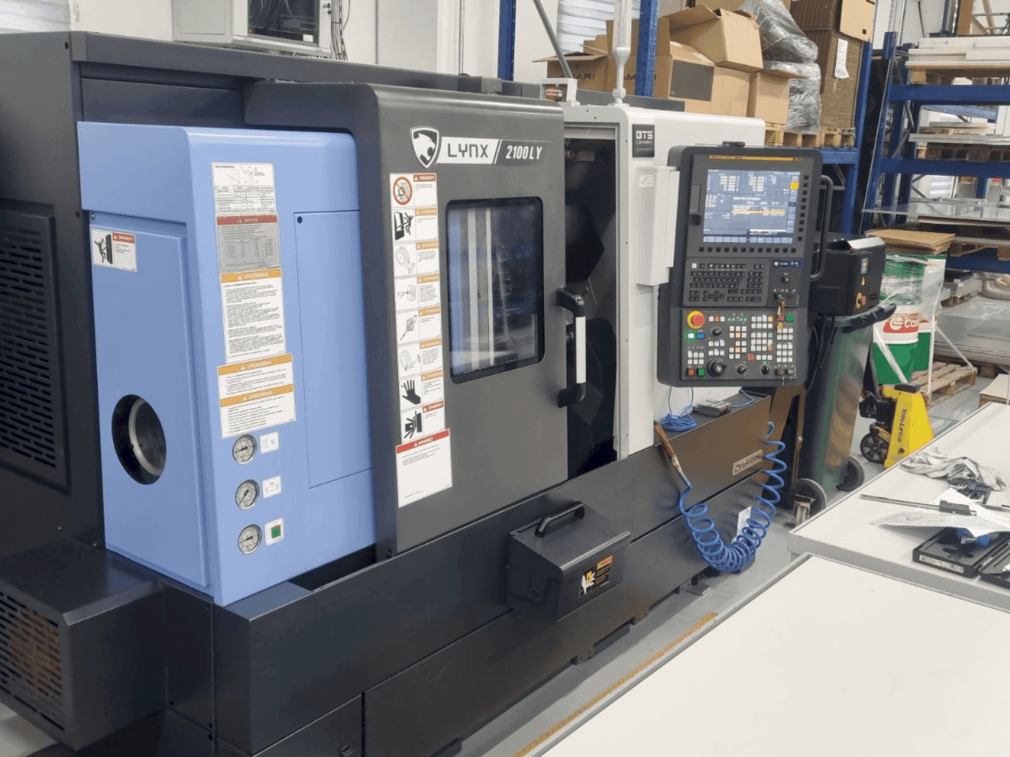 Frontansicht der DN SOLUTIONS LYNX 2100 LYB  Maschine