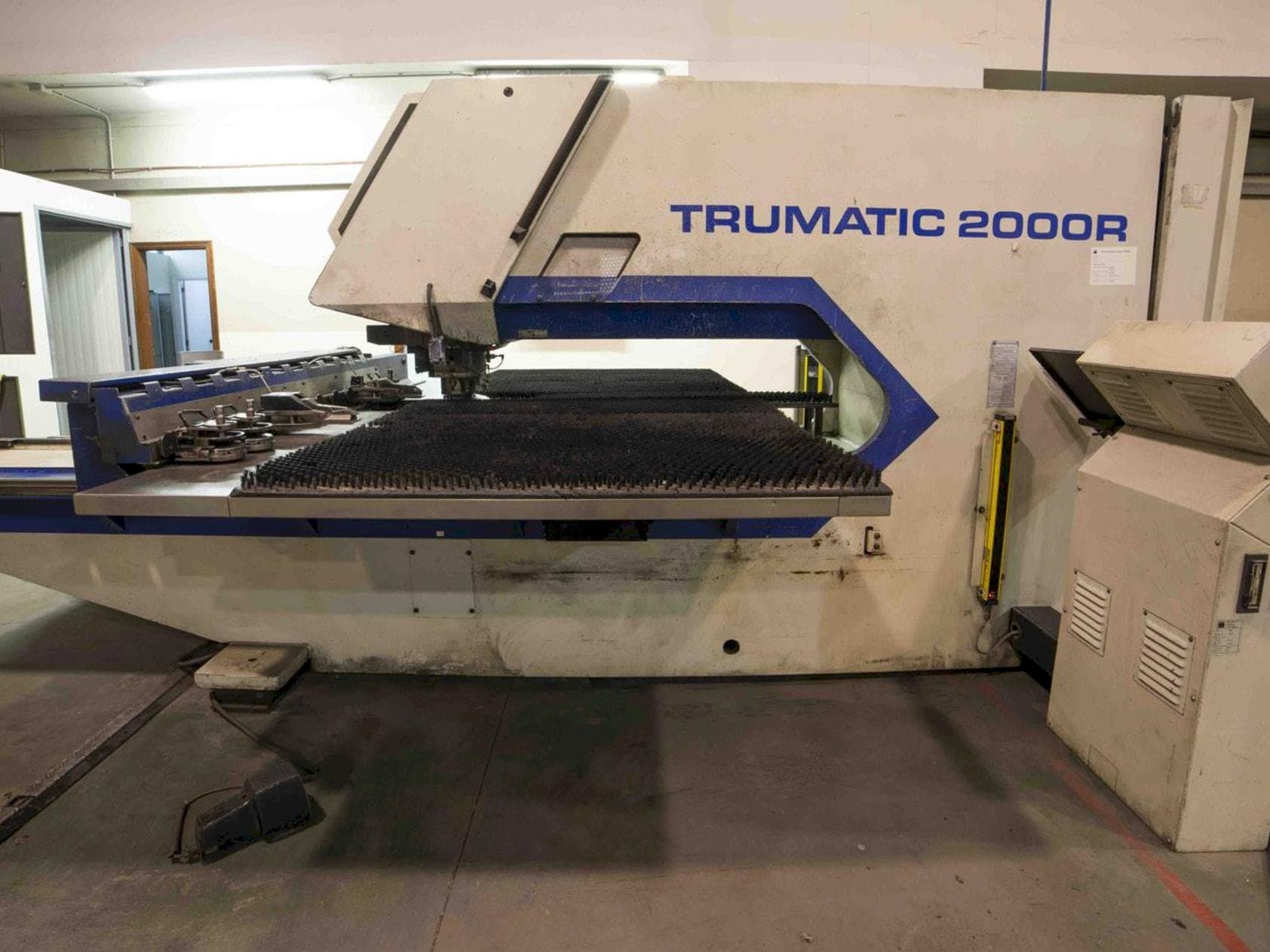 Frontansicht der Trumpf Trumatic 2000R  Maschine