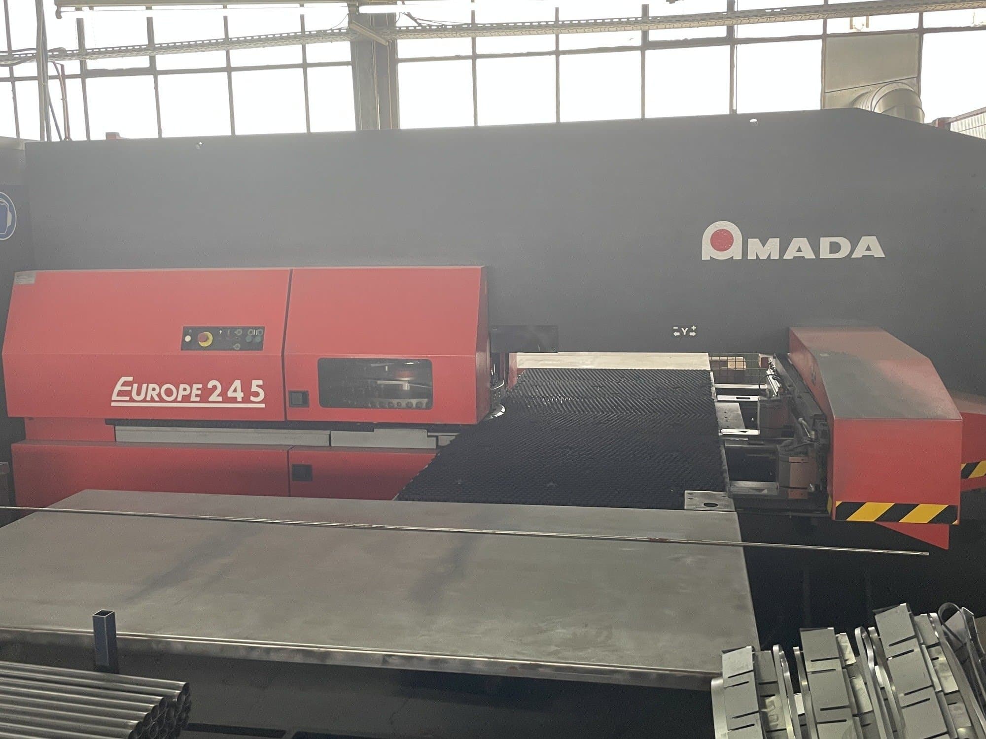 Frontansicht der AMADA Europe 245 Maschine