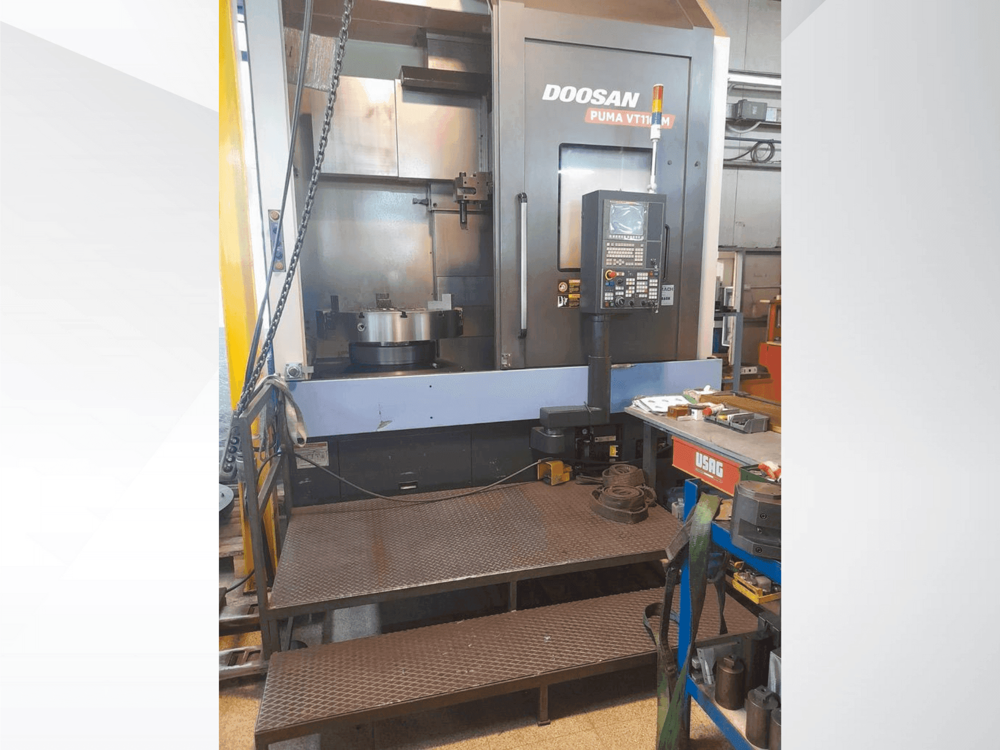 Frontansicht der DOOSAN VT1100M  Maschine