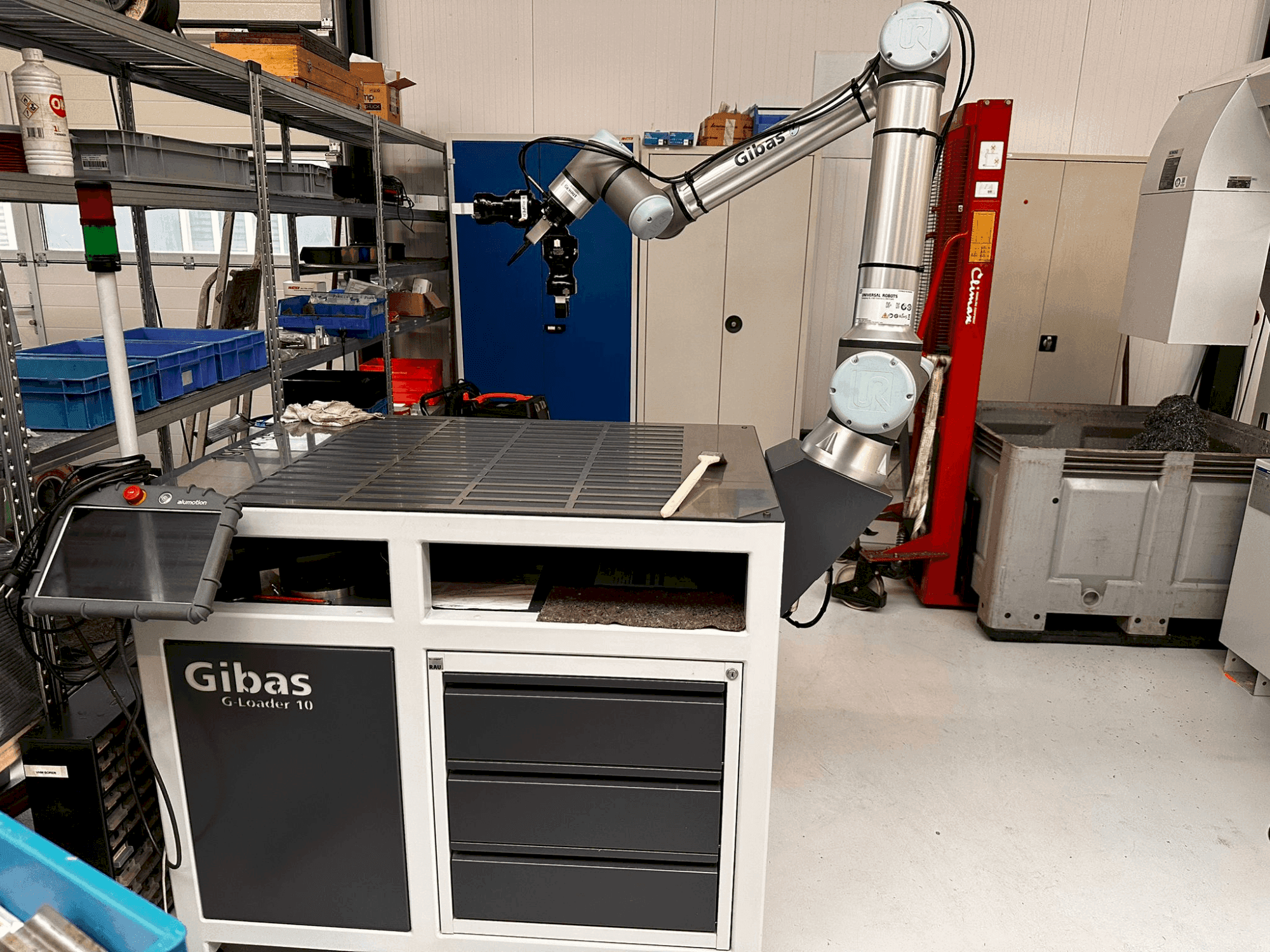 Frontansicht der Universal Robots UR10e-Serie  Maschine