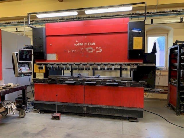 Frontansicht der AMADA HFE 100-3 Maschine