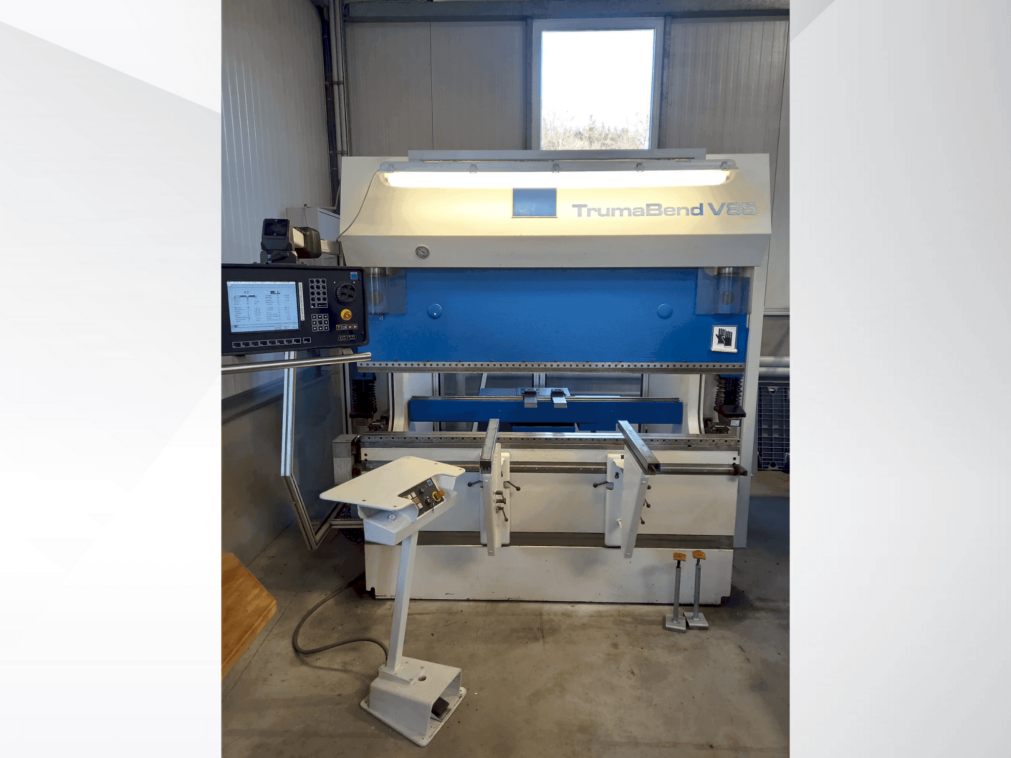 Frontansicht der TRUMPF TrumaBend V85  Maschine